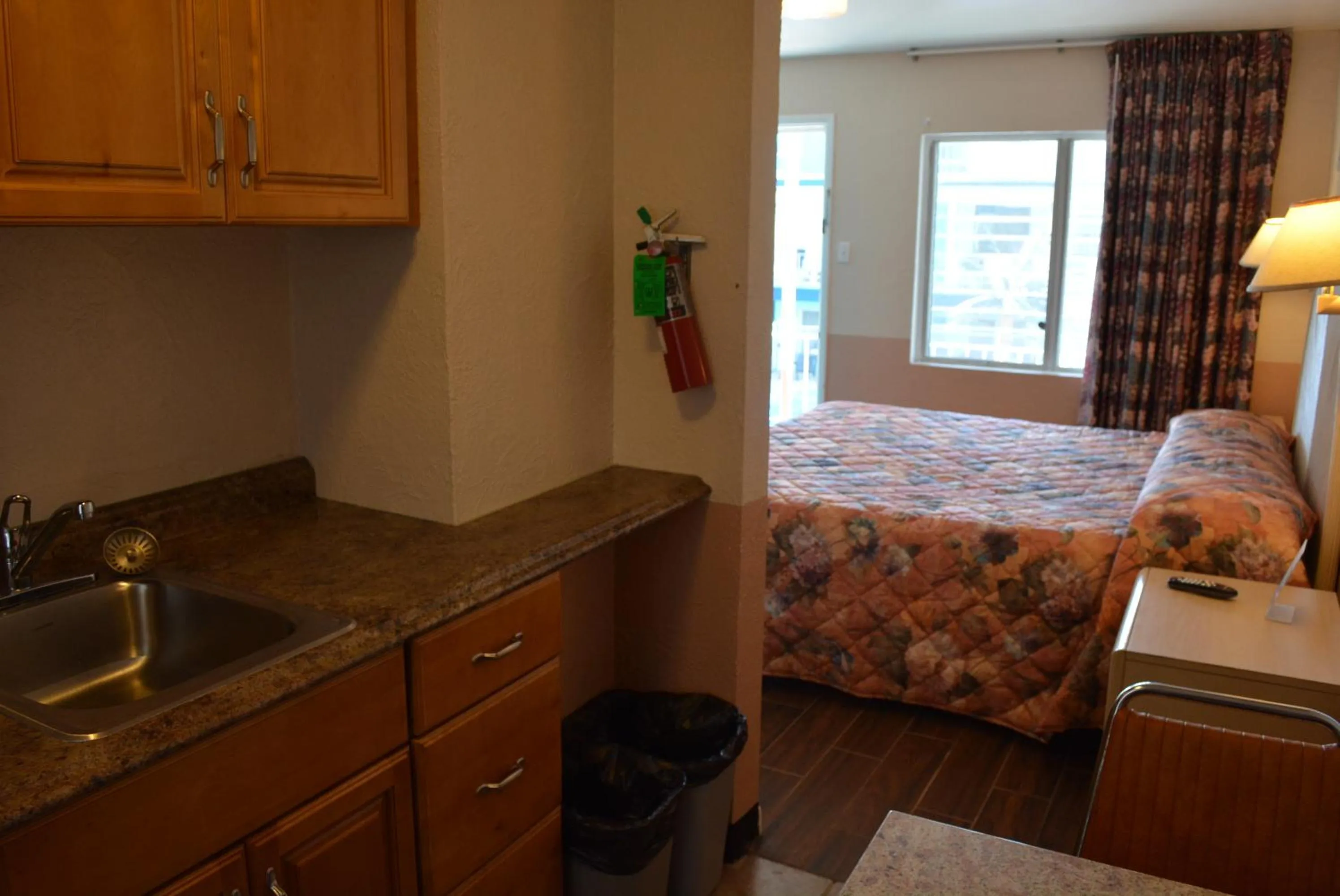 Day, Bed in Royal Court Motel