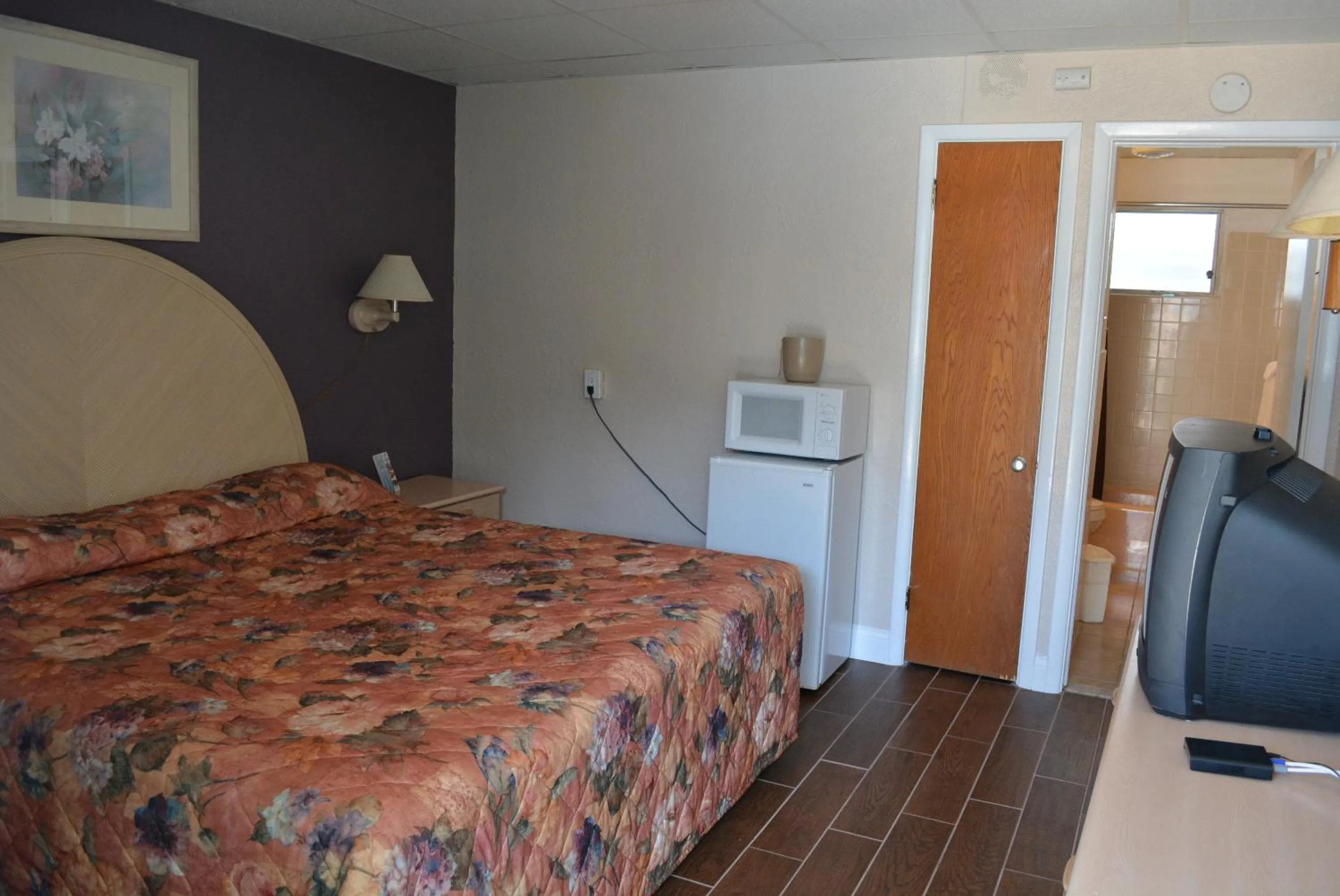 Photo of the whole room, Bed in Royal Court Motel