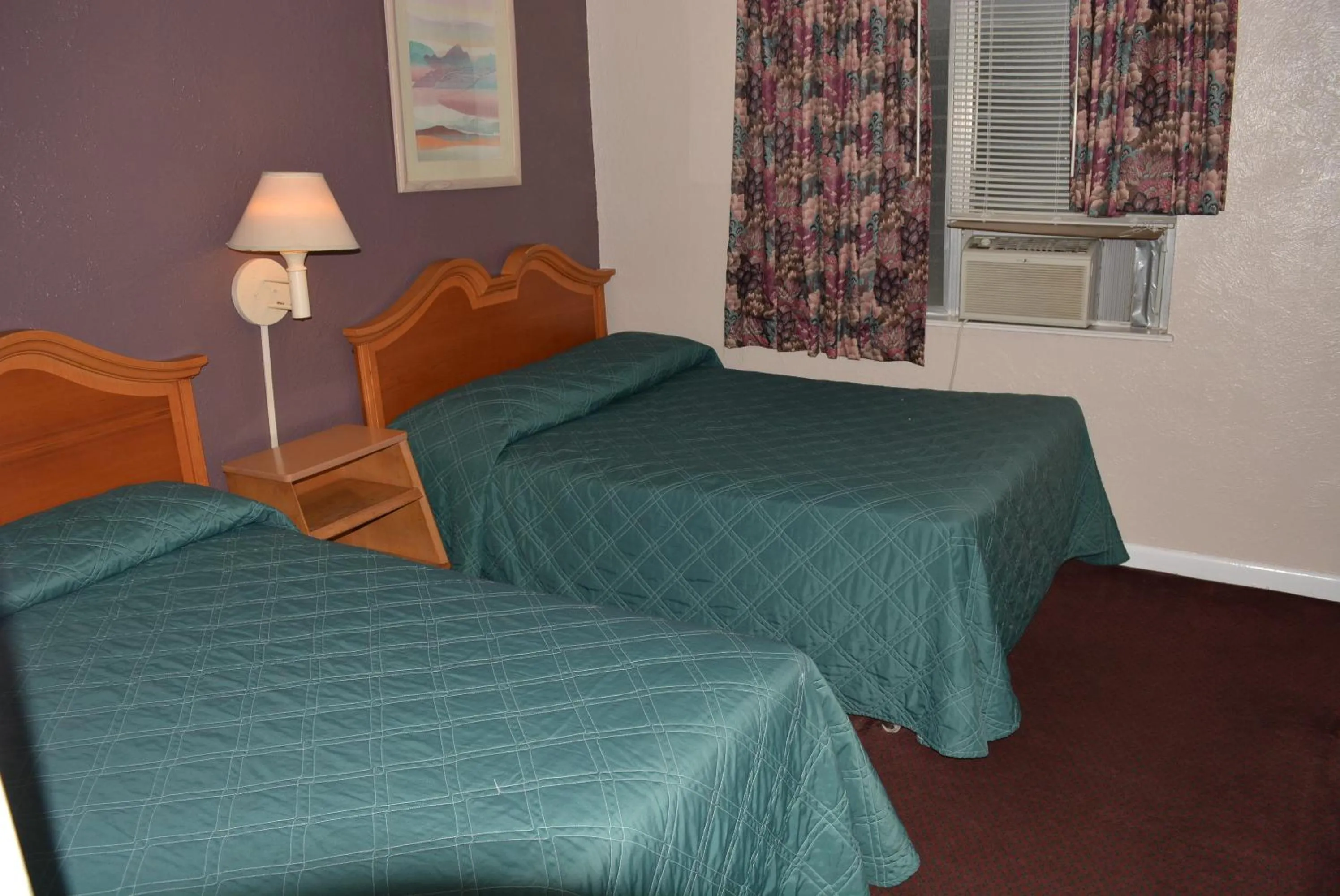 Photo of the whole room, Bed in Royal Court Motel
