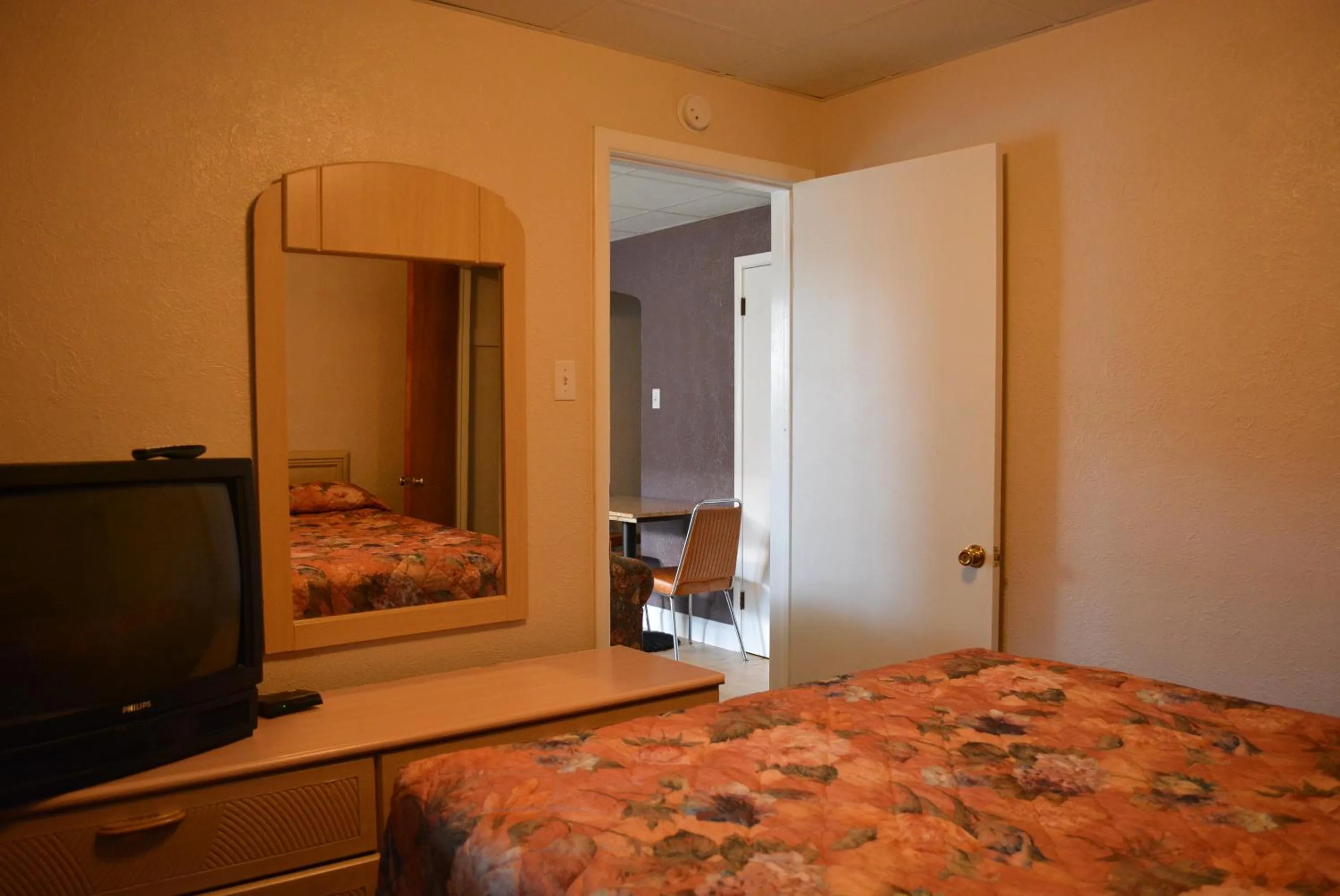 Decorative detail, Bed in Royal Court Motel