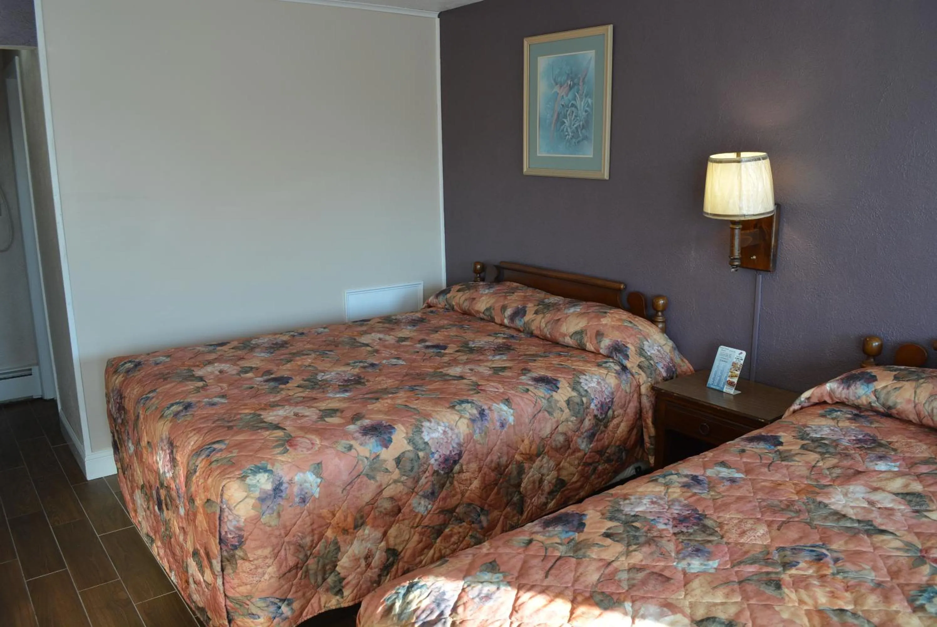 Photo of the whole room, Bed in Royal Court Motel