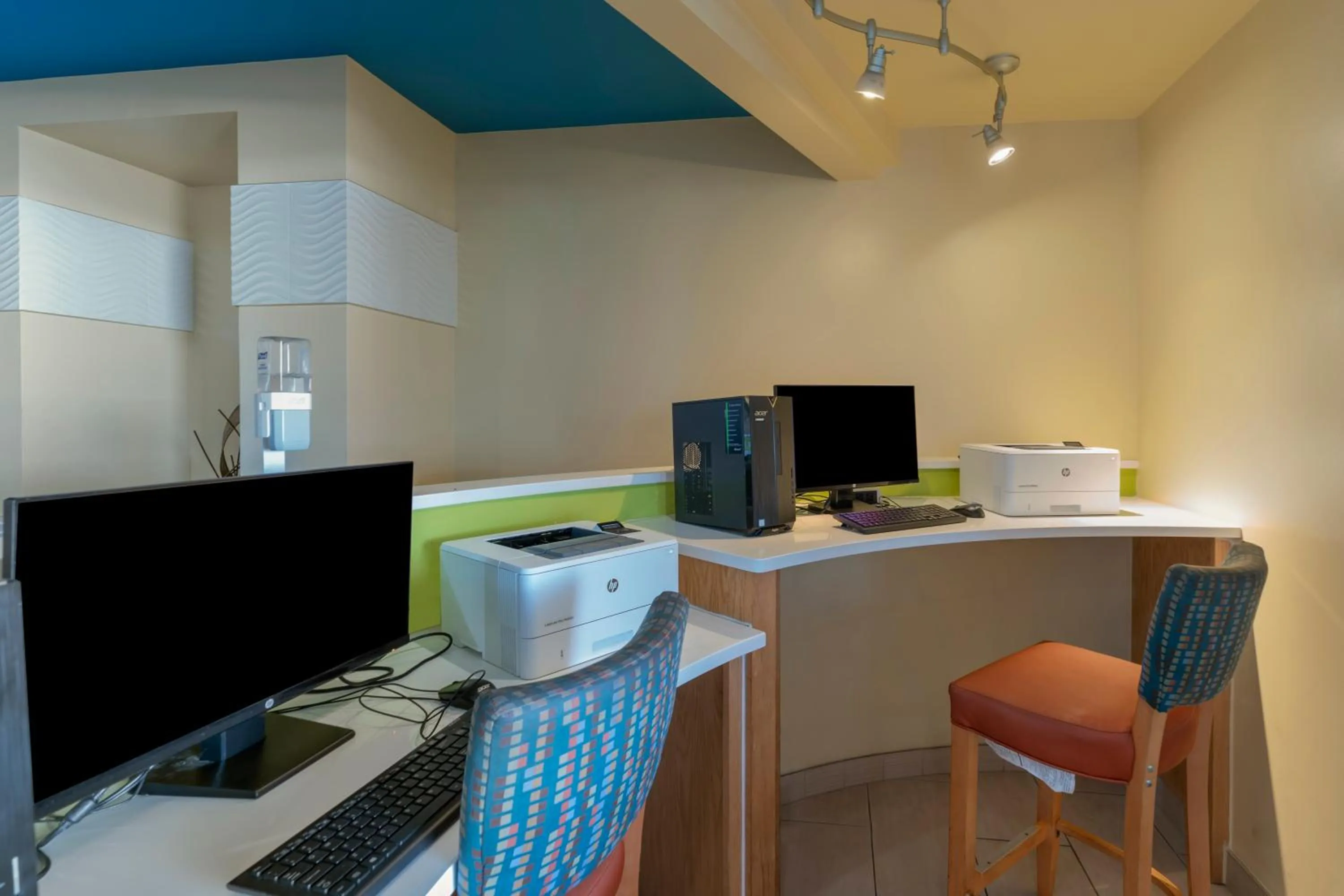 Communal lounge/ TV room in Sandcastle Resort