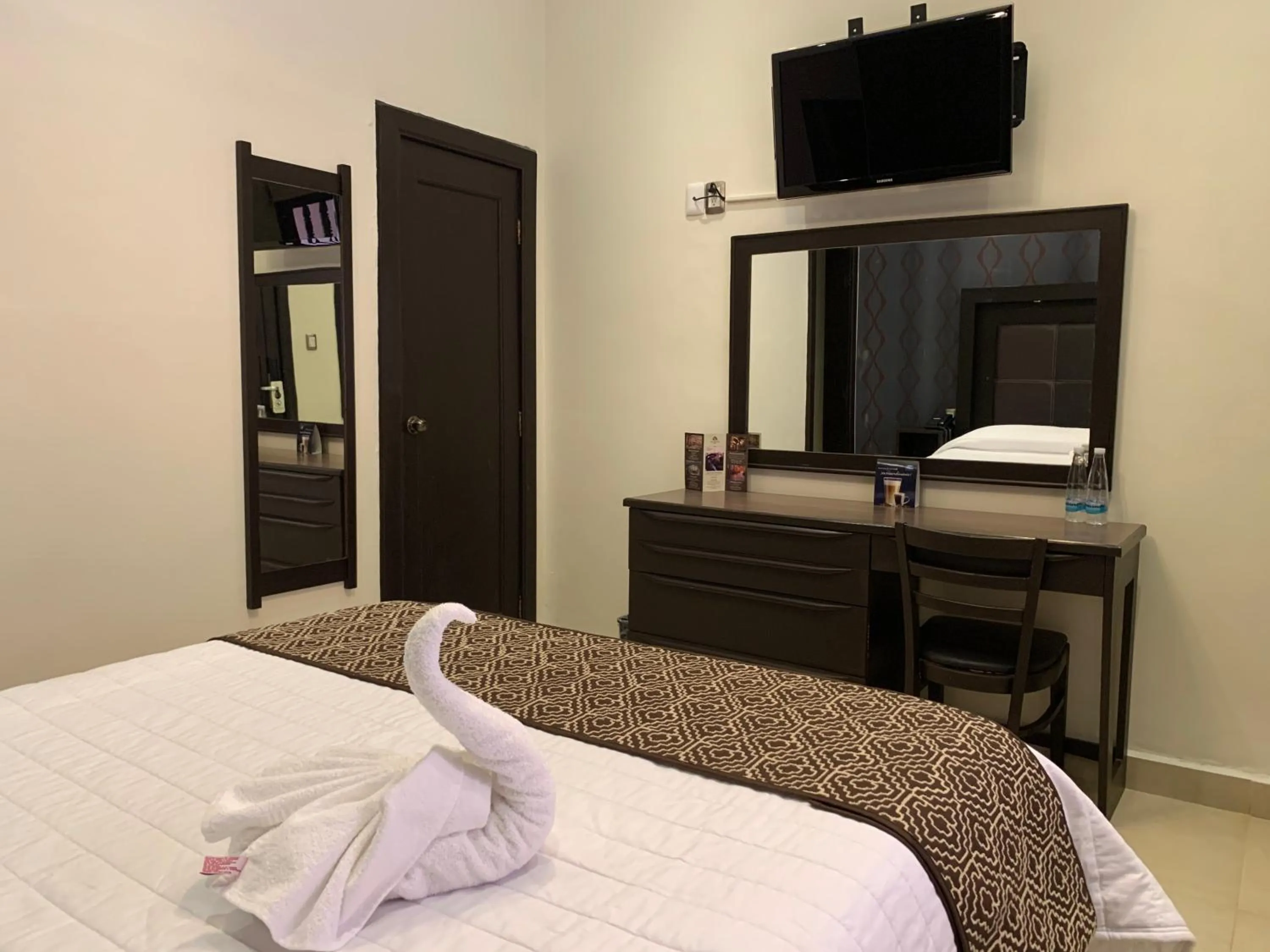 Toilet, Bed in Hotel San Diego