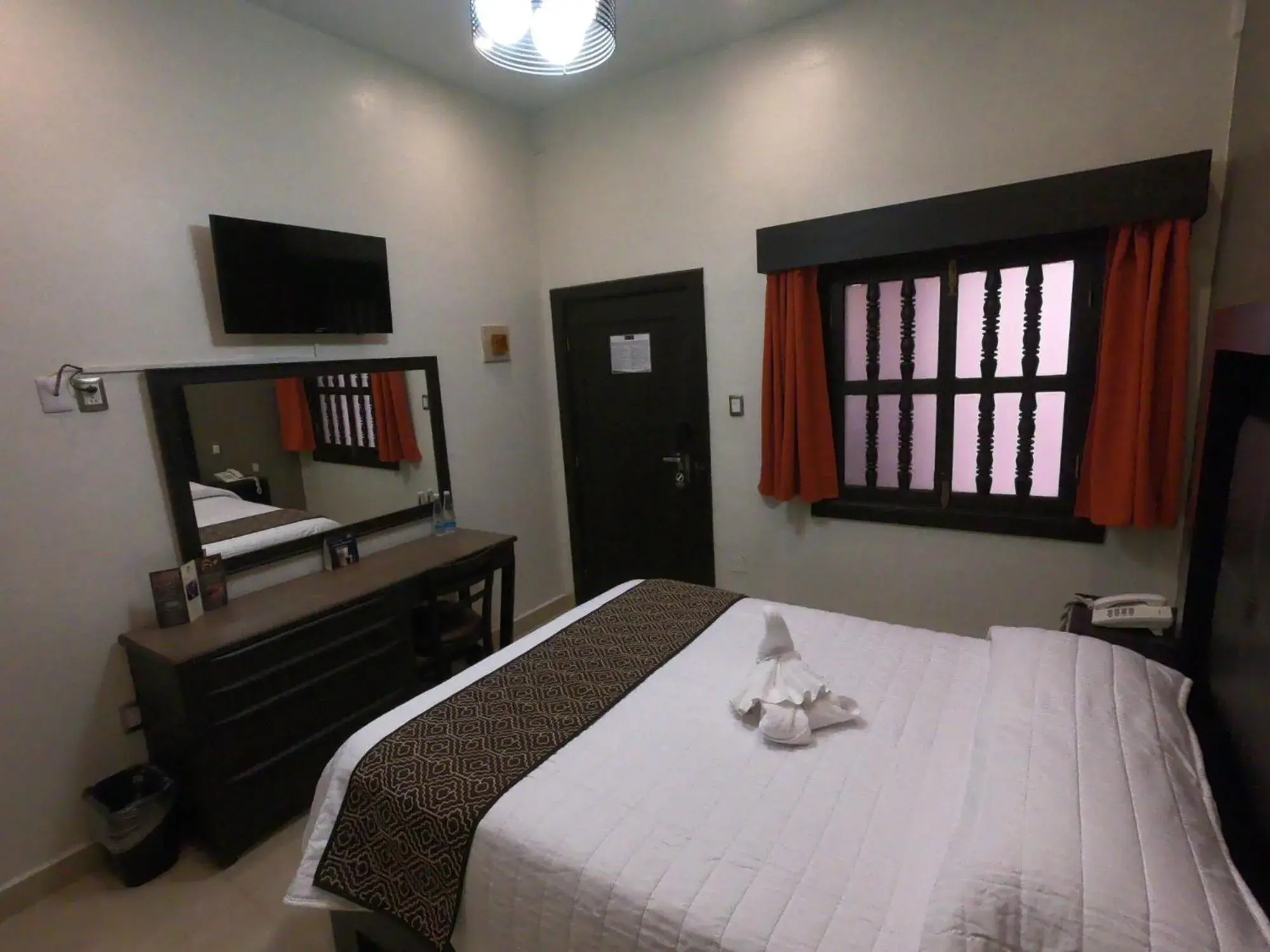 Standard Room Interior in Hotel San Diego Standard Room Interior in Hotel San Diego