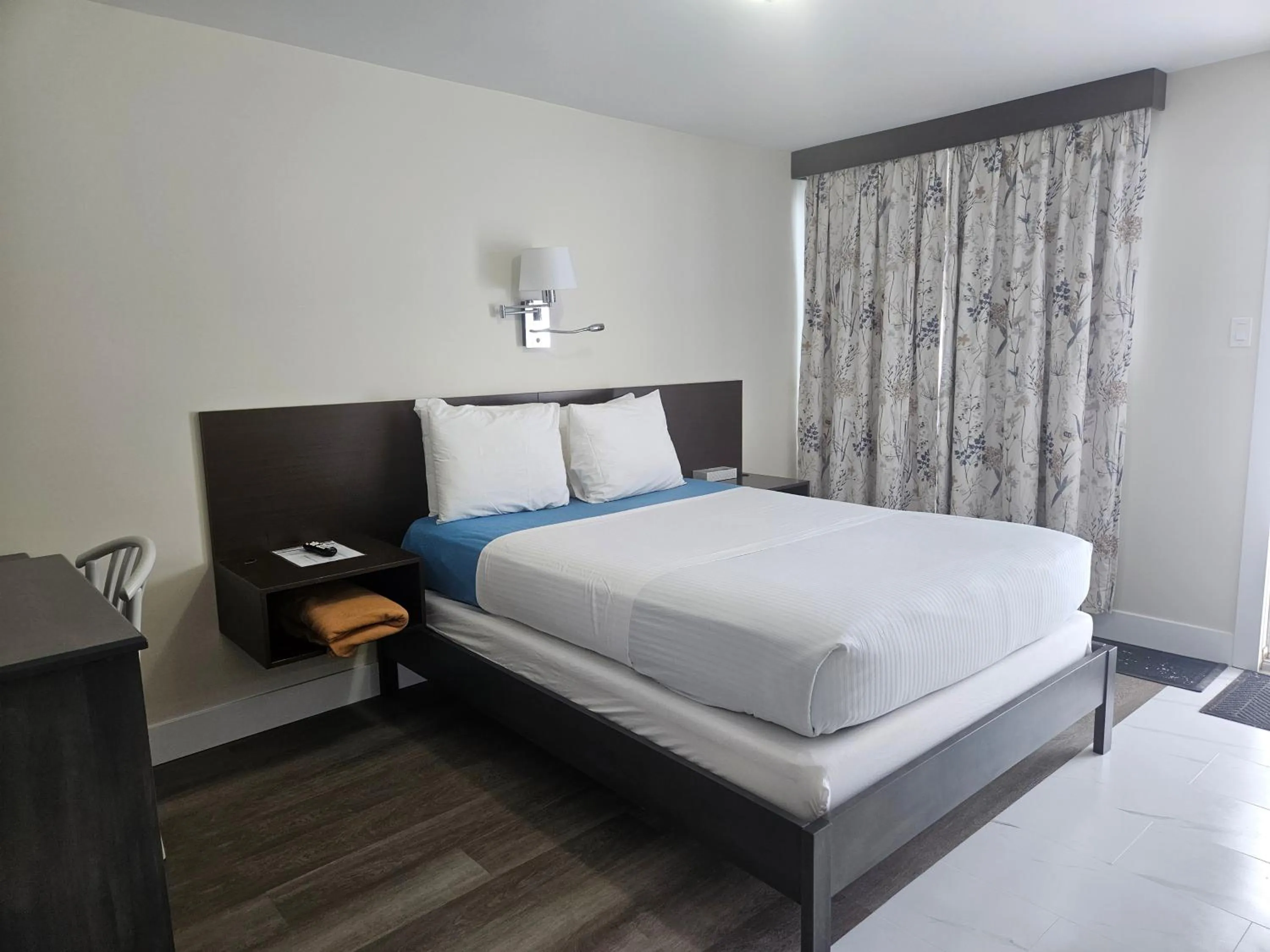 Bed in Leelas Villa Inn Flesherton