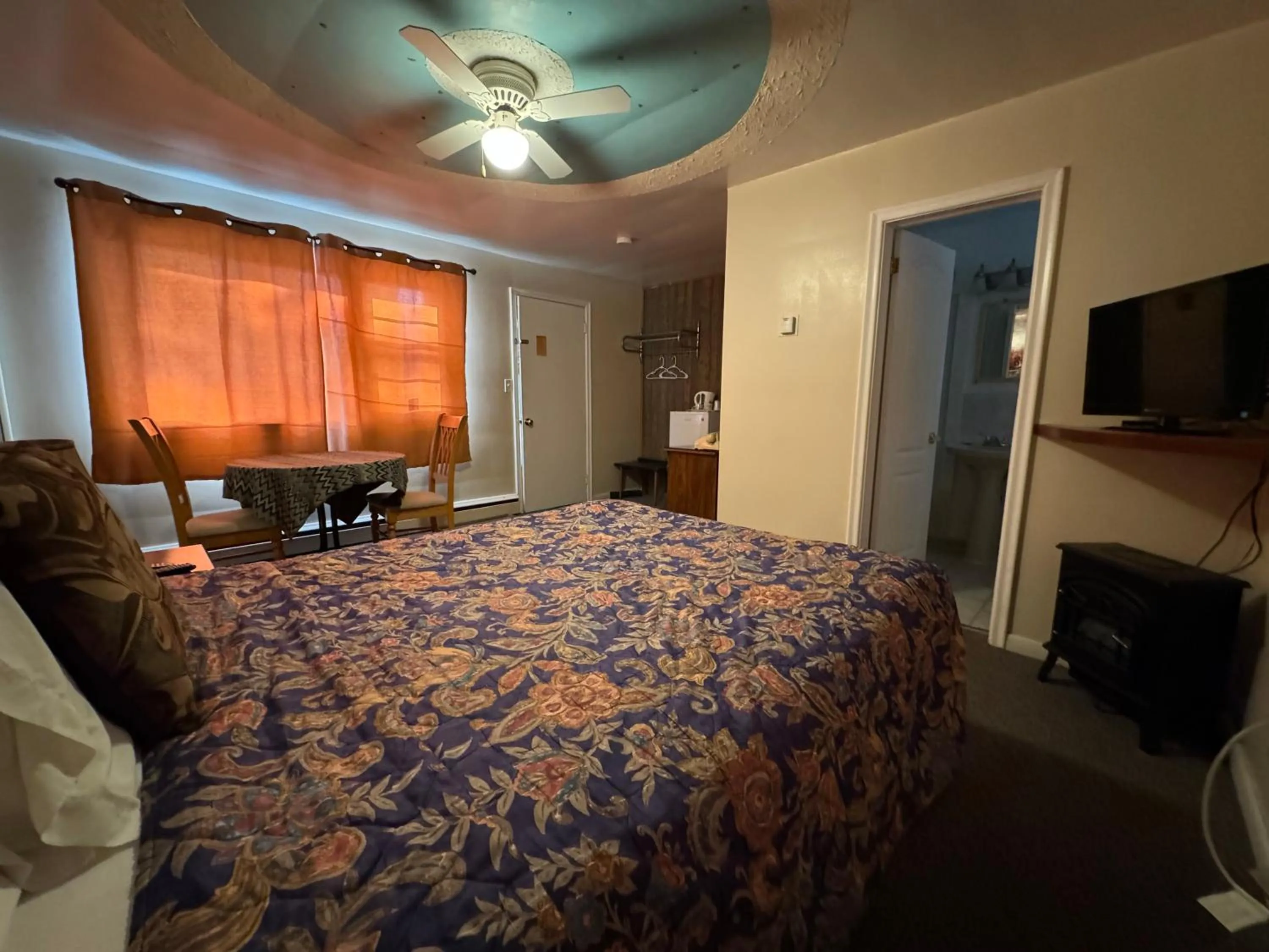 Bed in Holiday Motel