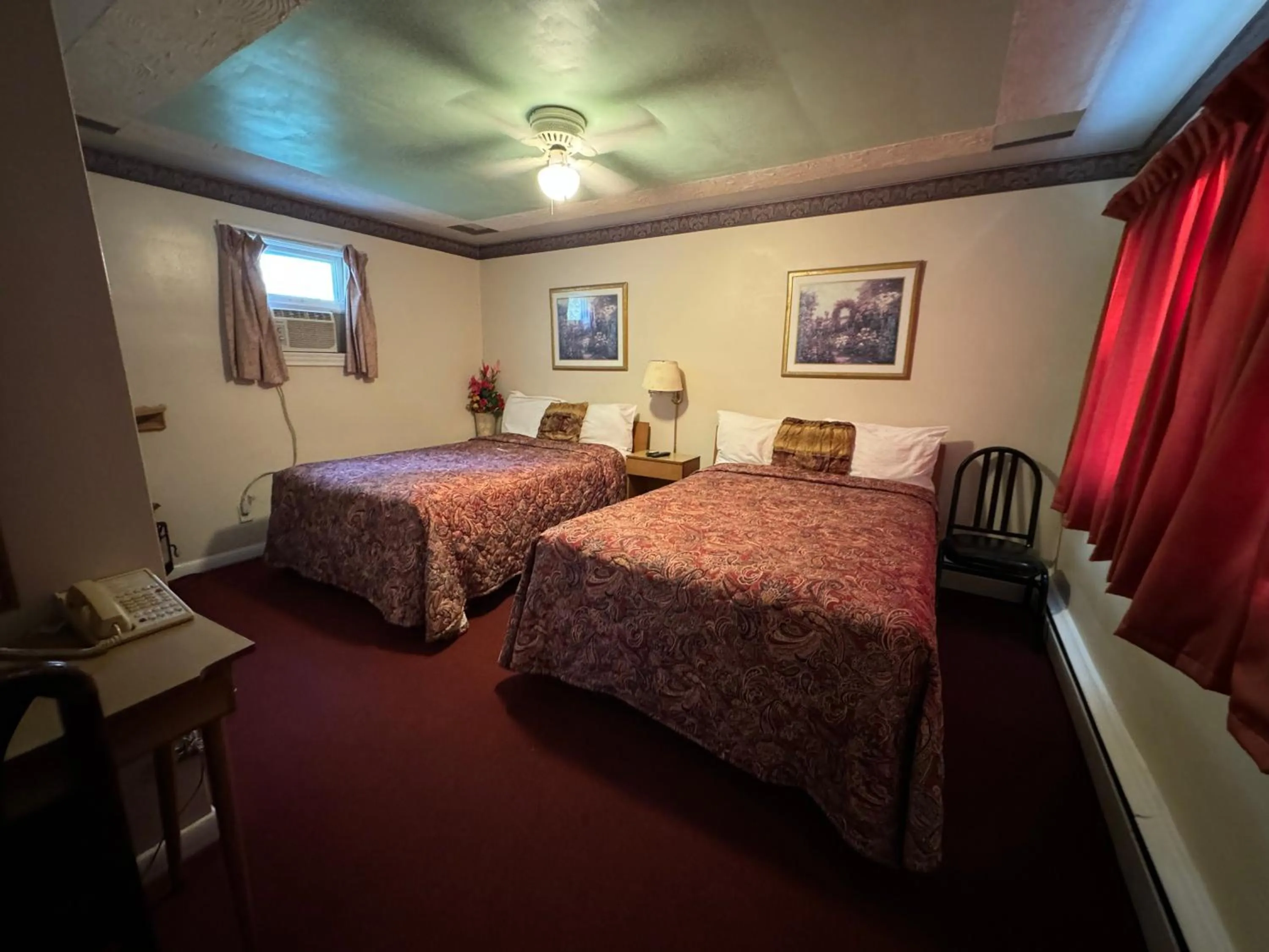 Bed in Holiday Motel