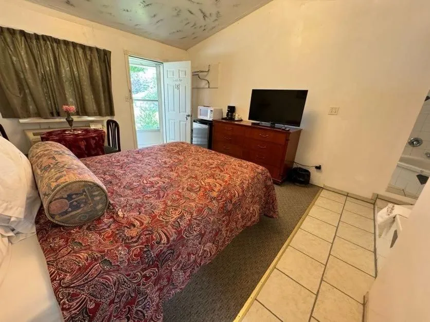 Bed in Holiday Motel