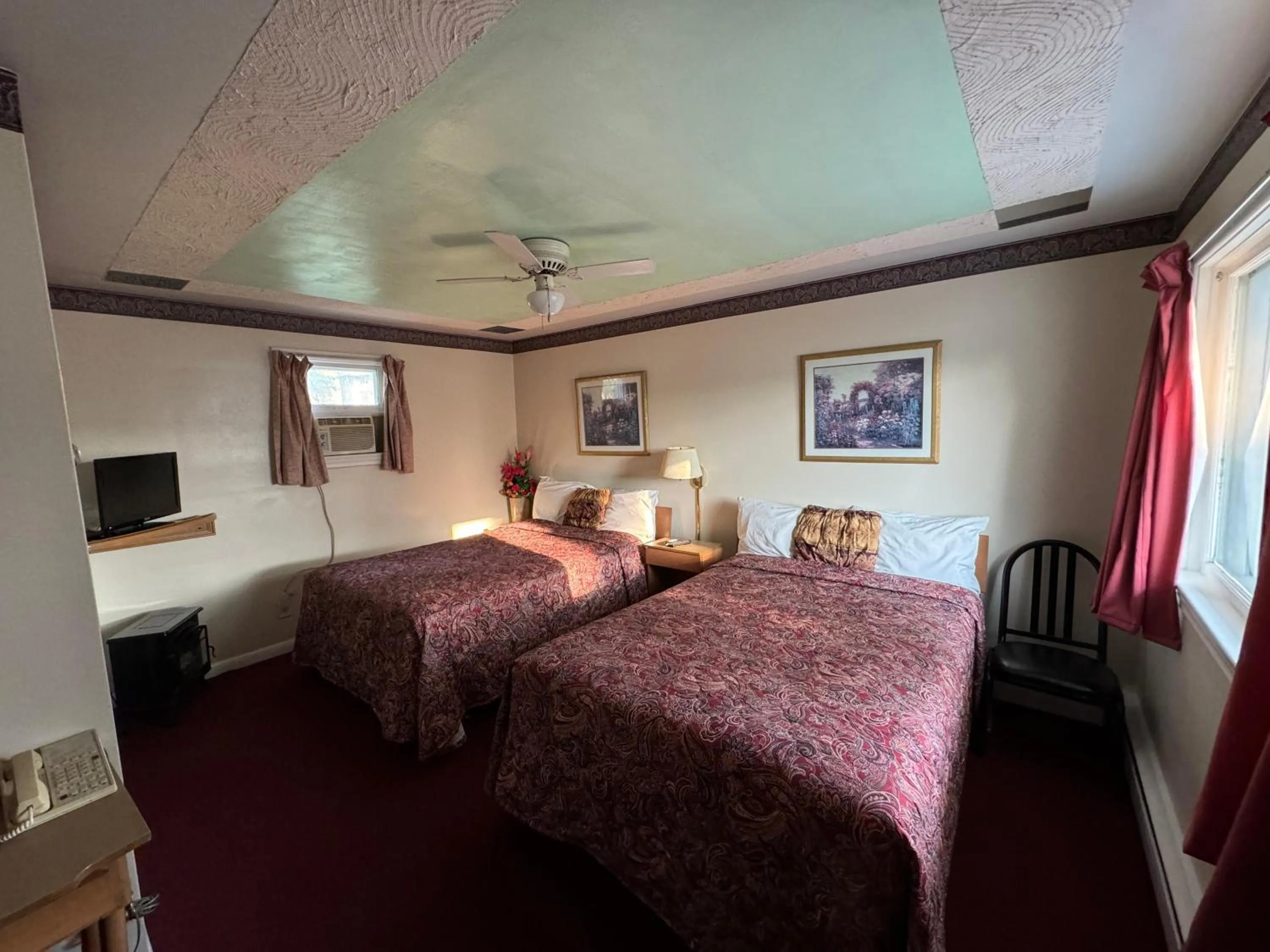 Bed in Holiday Motel