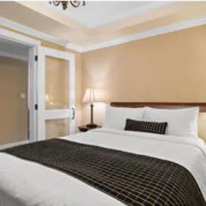 Bedroom, Bed in Oak Bay Beach Hotel