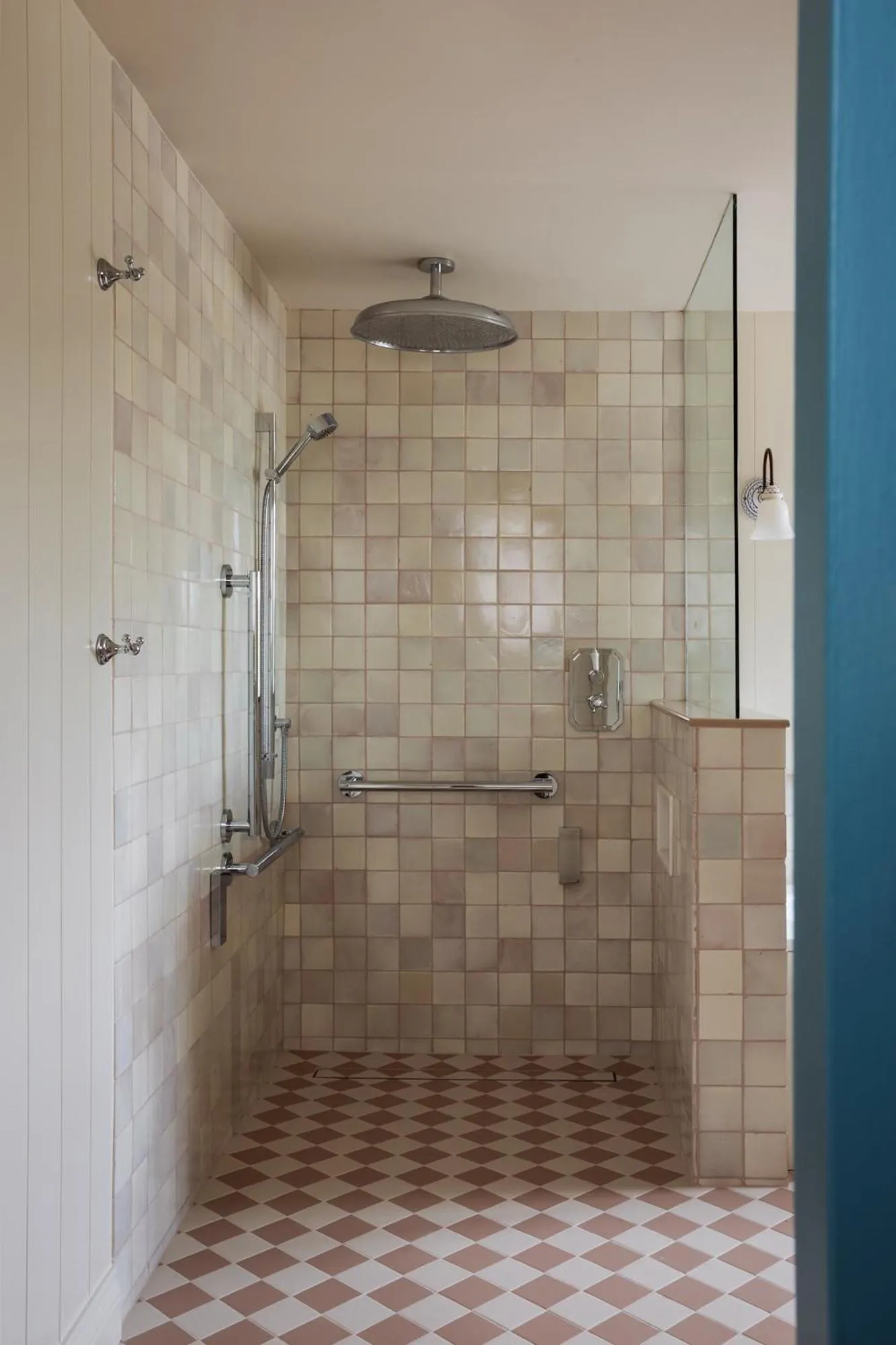 Shower in Cavendish Hotel