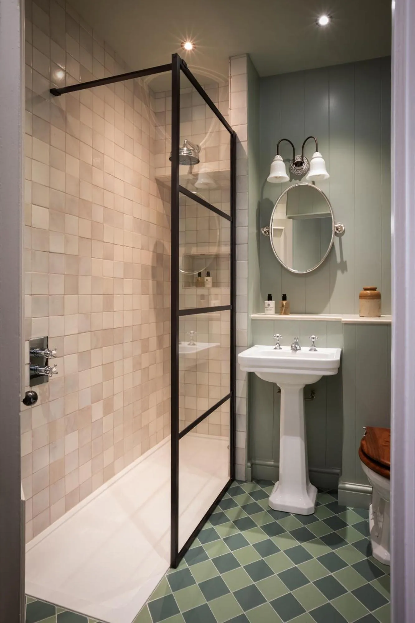 Shower in Cavendish Hotel