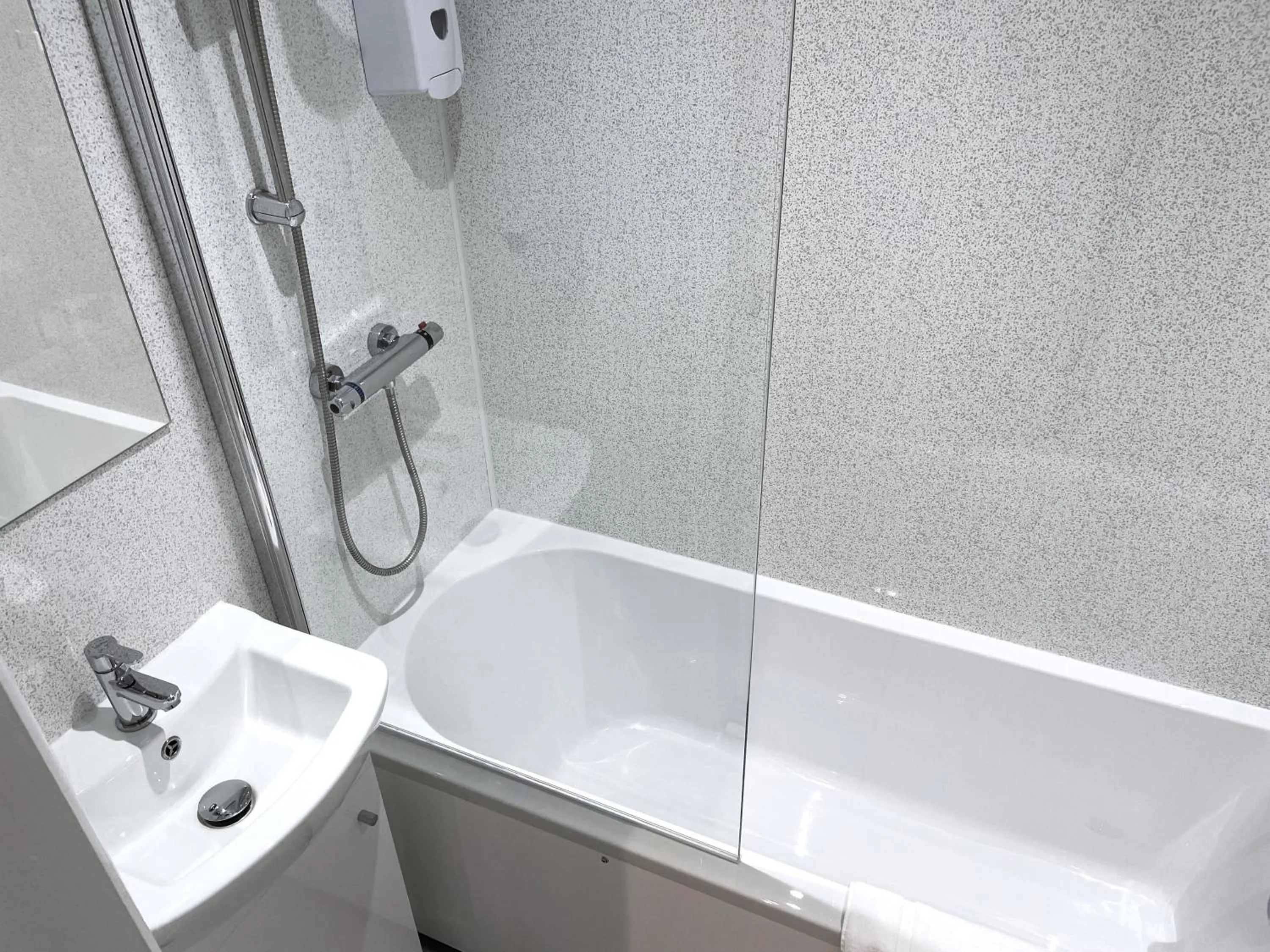 Bathroom in Piccadilly Hotel