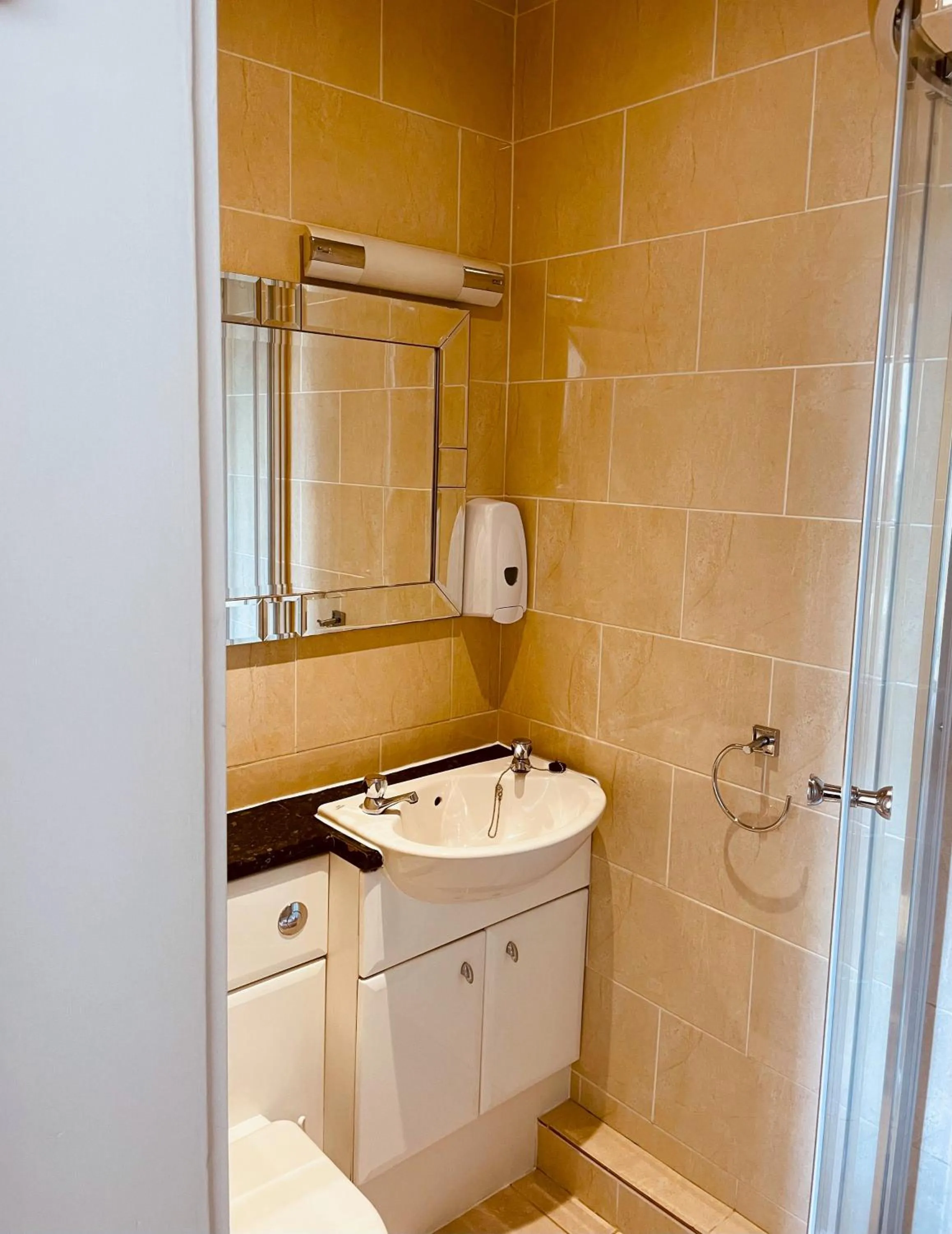 Bathroom in Piccadilly Hotel