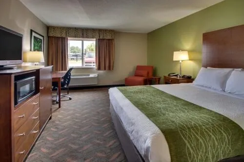 Bed in Greenfield Inn & Suites Elizabethtown, KY I65 Exit 94