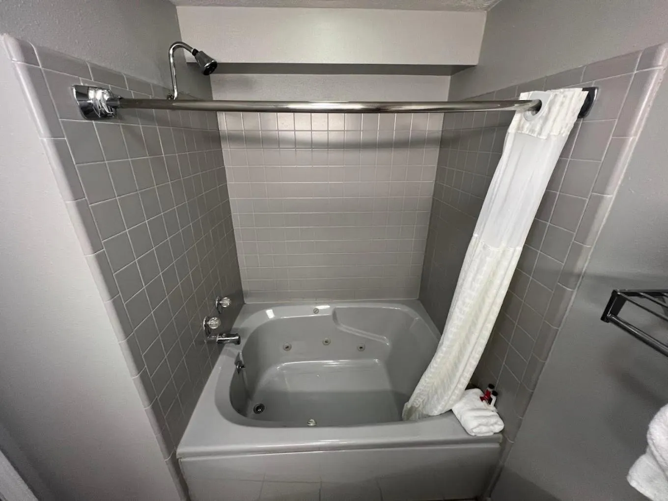 Bath in Greenfield Inn & Suites Elizabethtown, KY I65 Exit 94