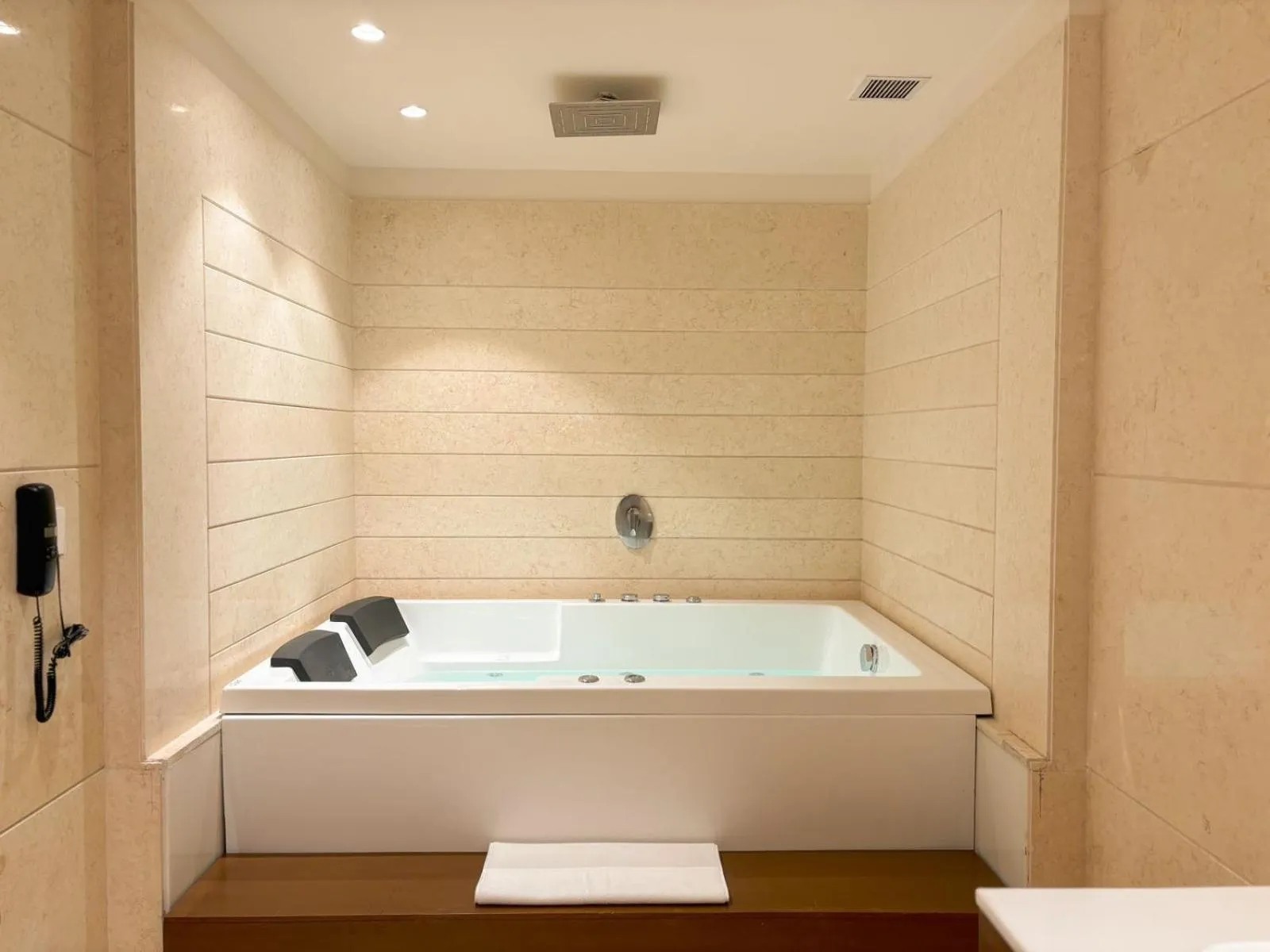 Hot Tub in Best Western Plus Amritsar