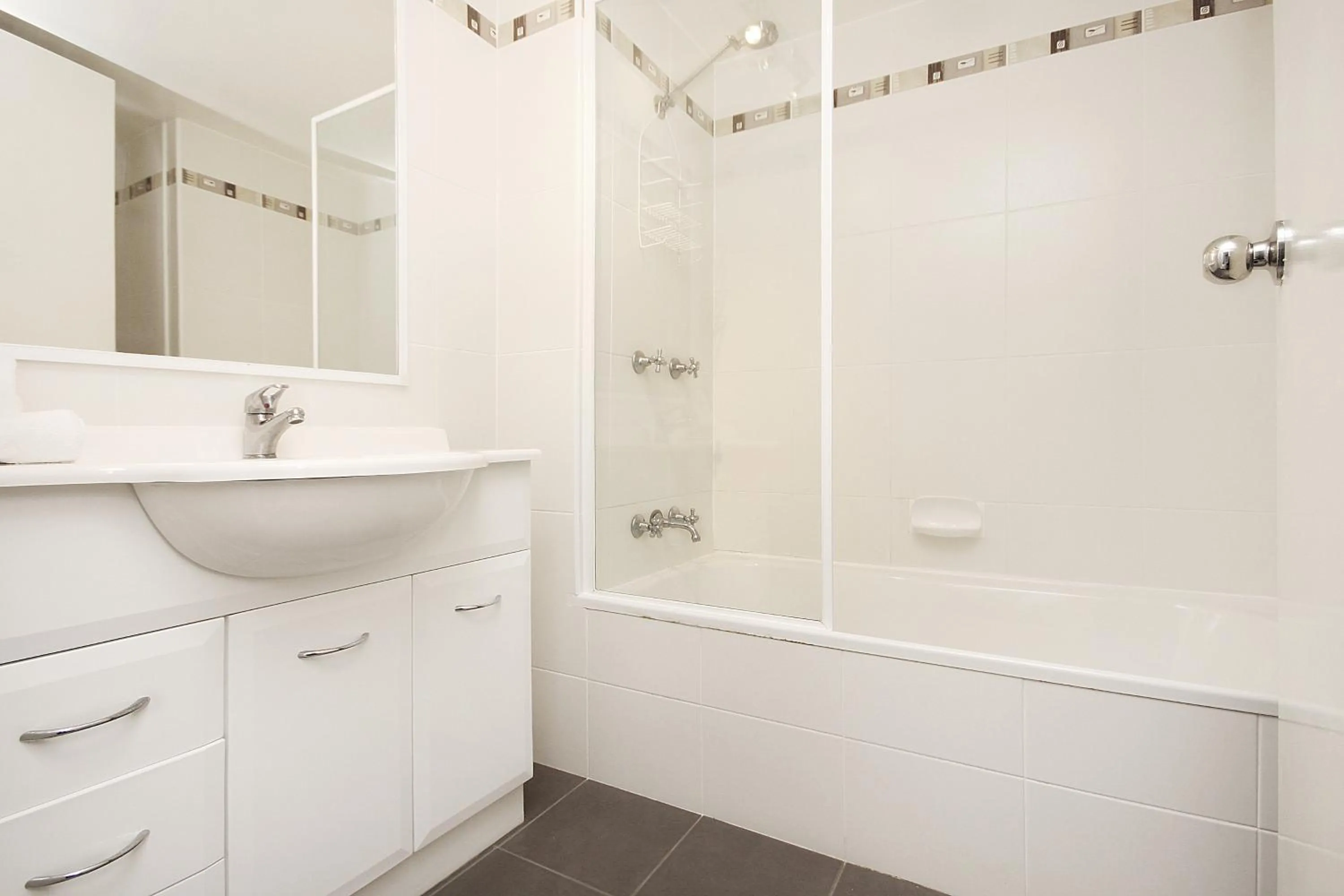 Bathroom in Spindrift on the Beach - Absolute Beachfront