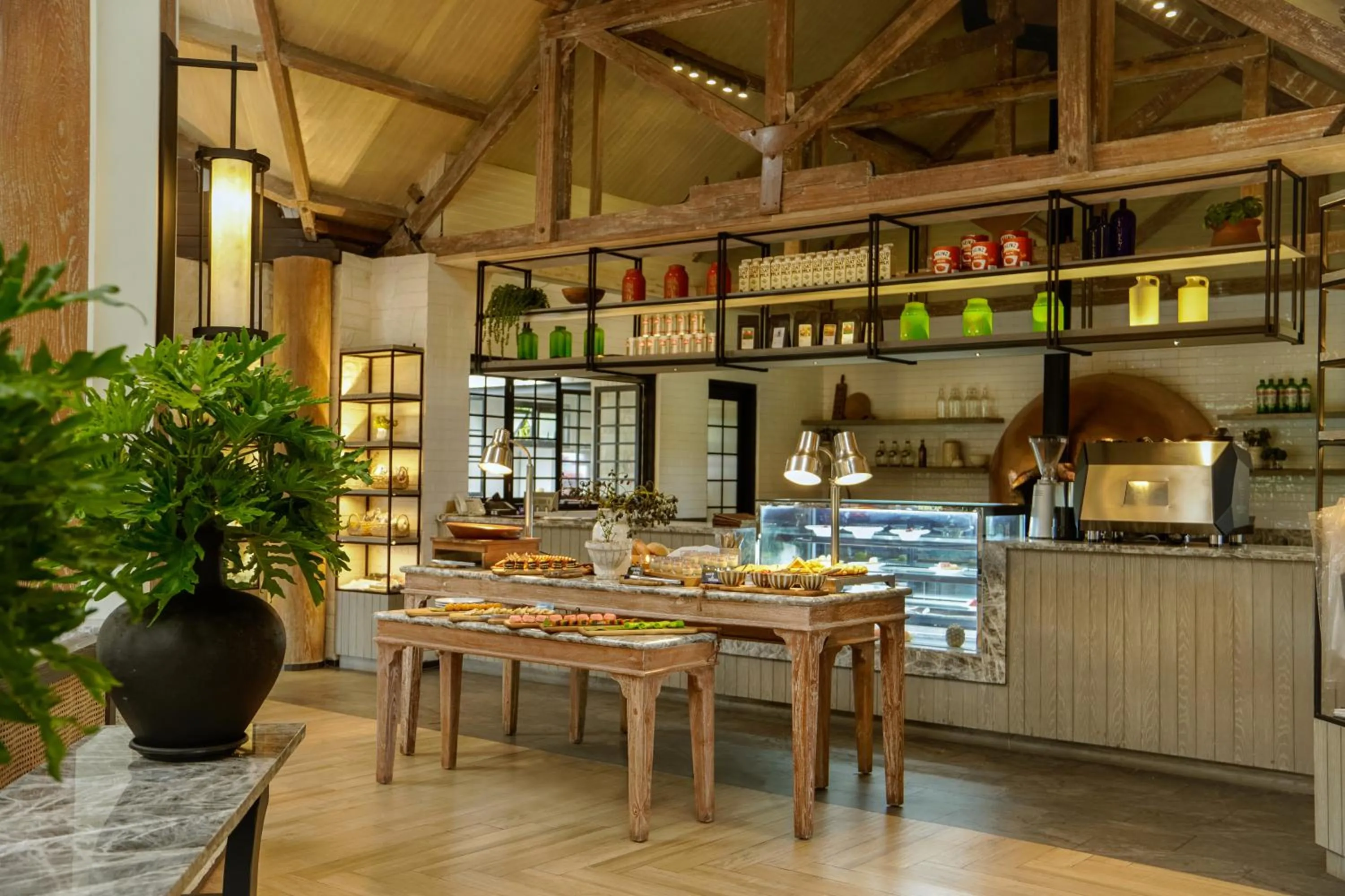 Restaurant/places to eat in Novus Giri Resort & Spa