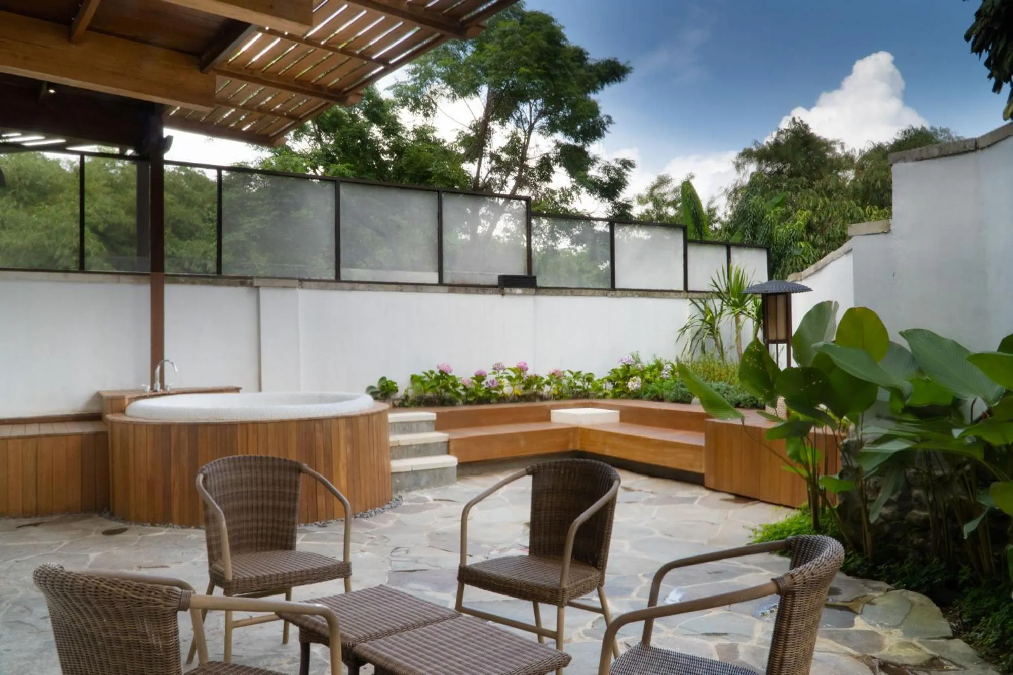 Hot Tub in Novus Giri Resort & Spa