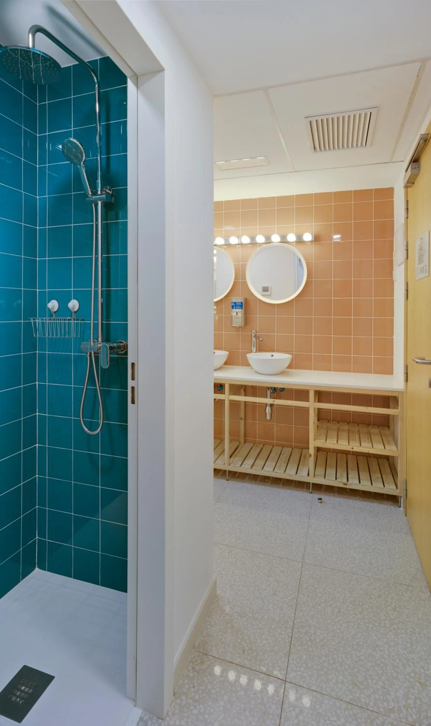 Shower in Loop INN Hostel Cartagena