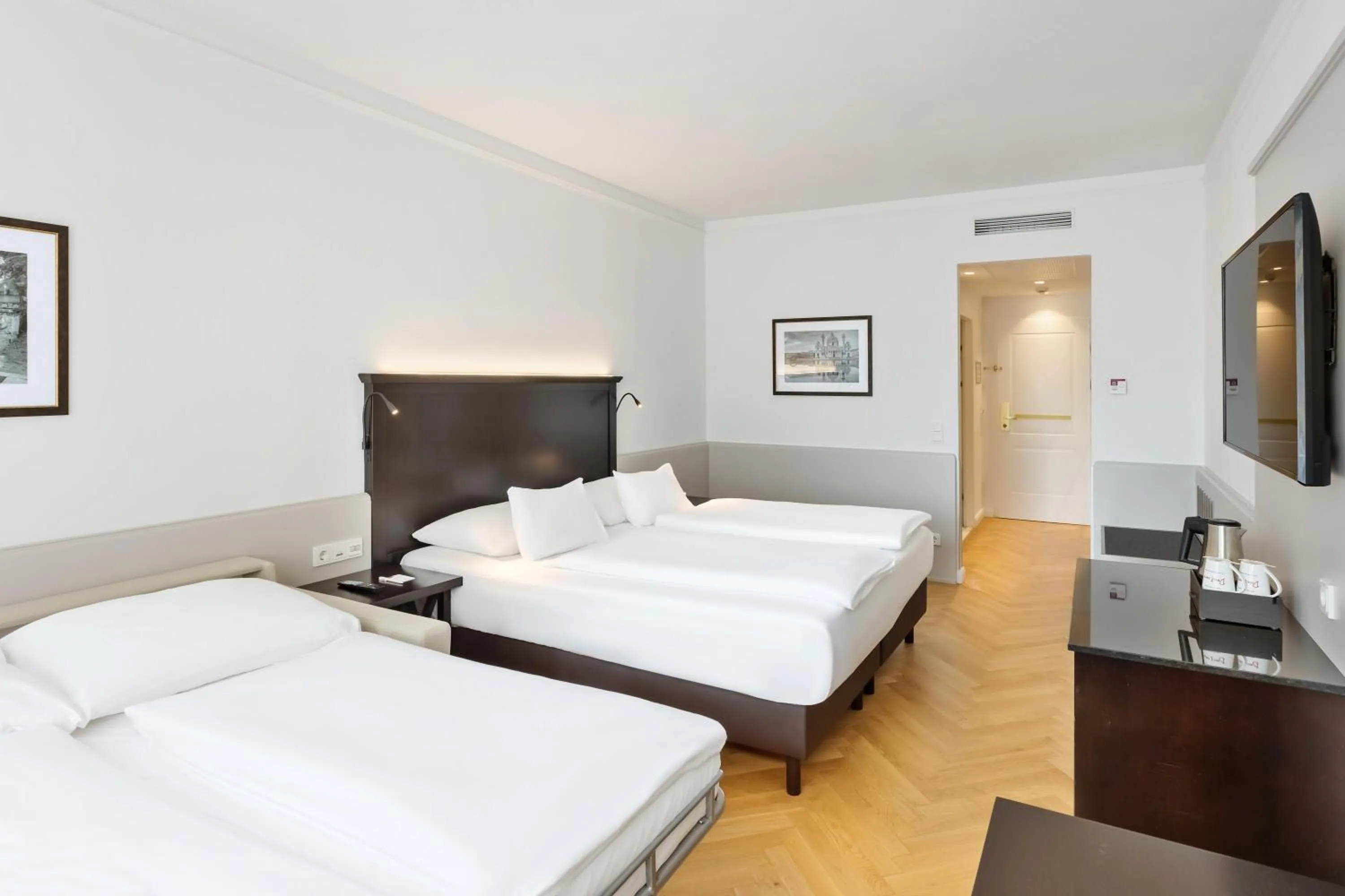 Photo of the whole room, Bed in Austria Trend Parkhotel Schönbrunn Wien