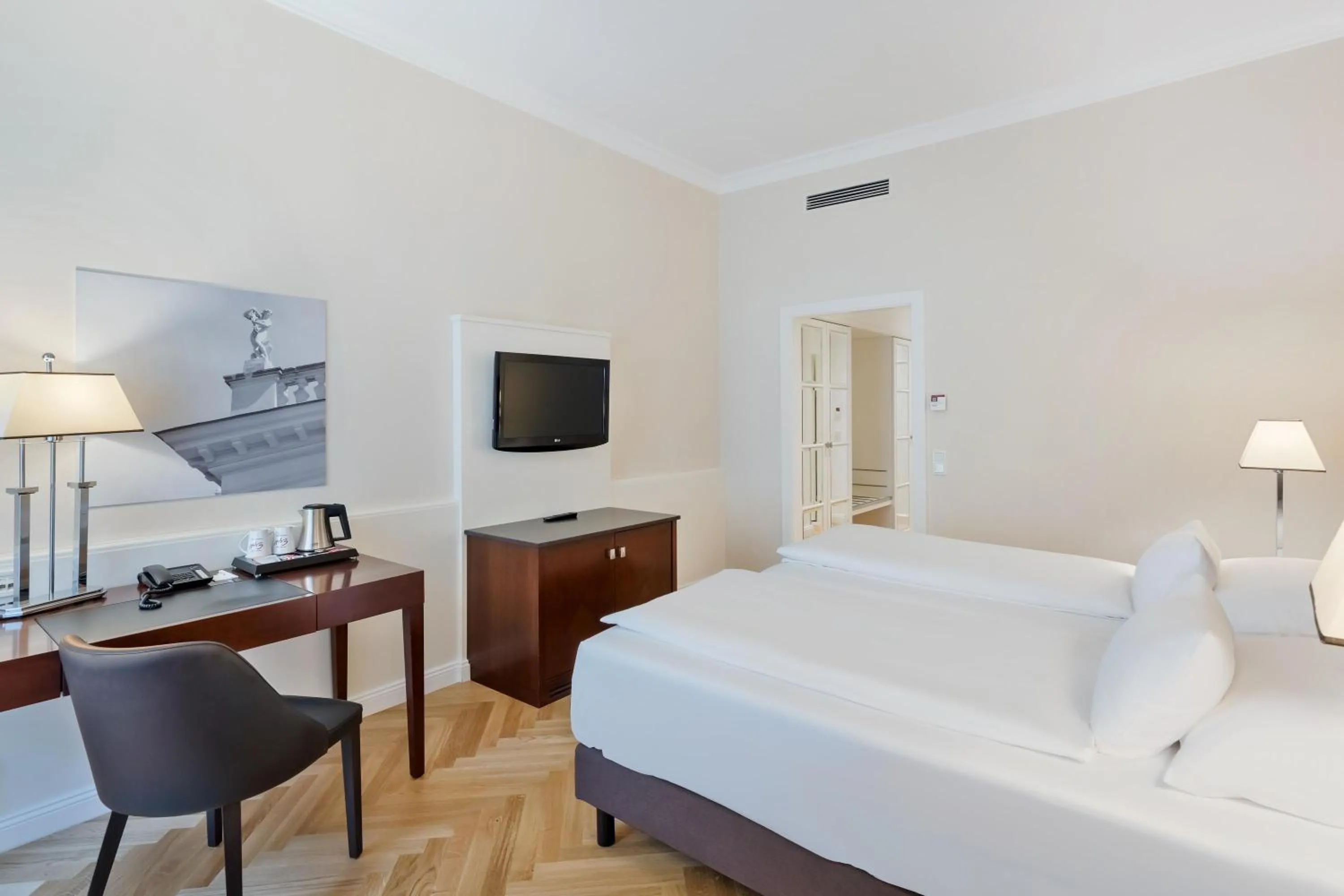 Photo of the whole room, Bed in Austria Trend Parkhotel Schönbrunn Wien