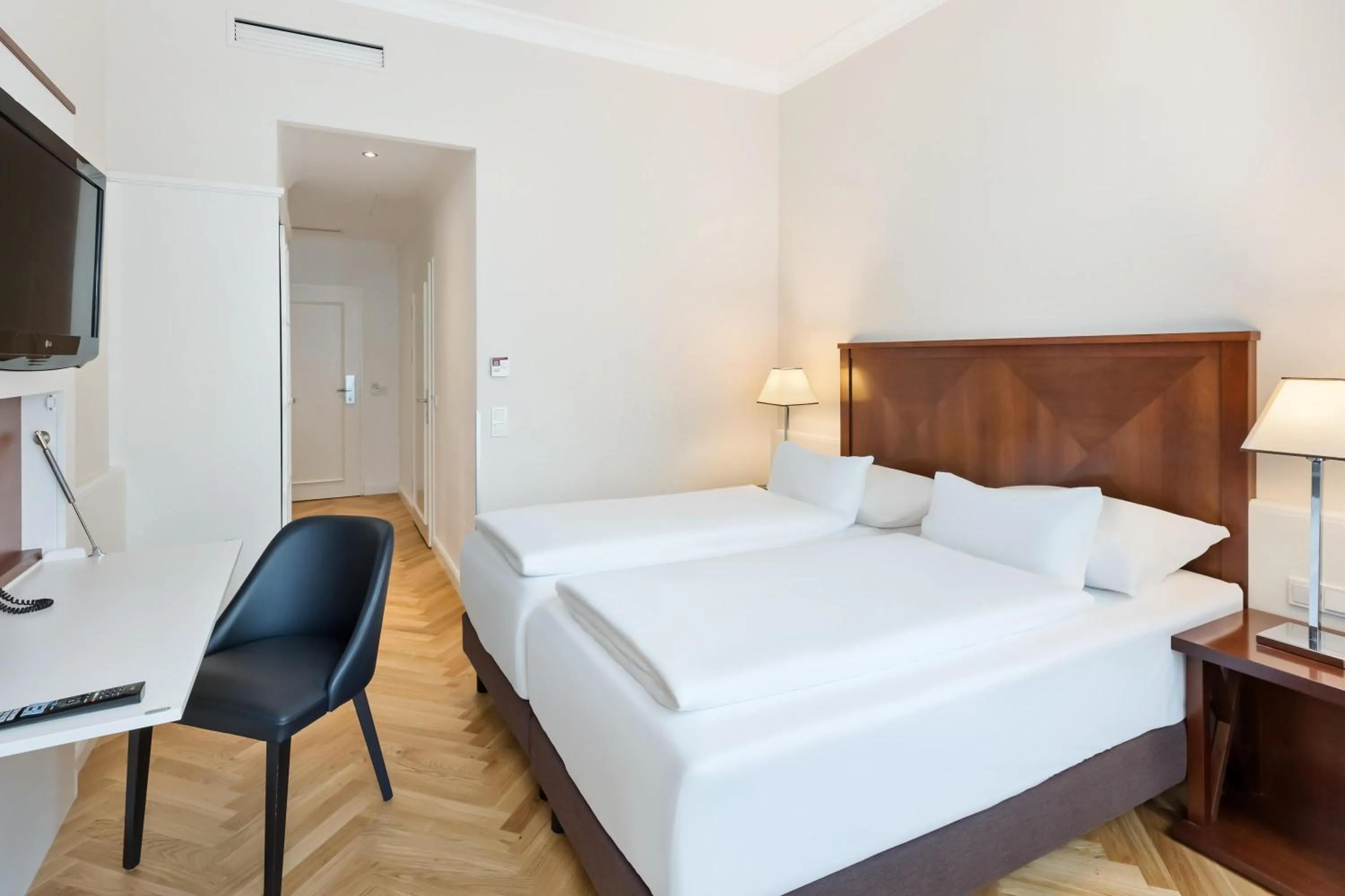 Photo of the whole room, Bed in Austria Trend Parkhotel Schönbrunn Wien