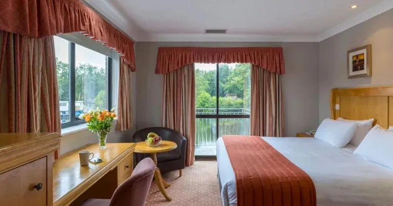 Bed in Lakeside International Hotel