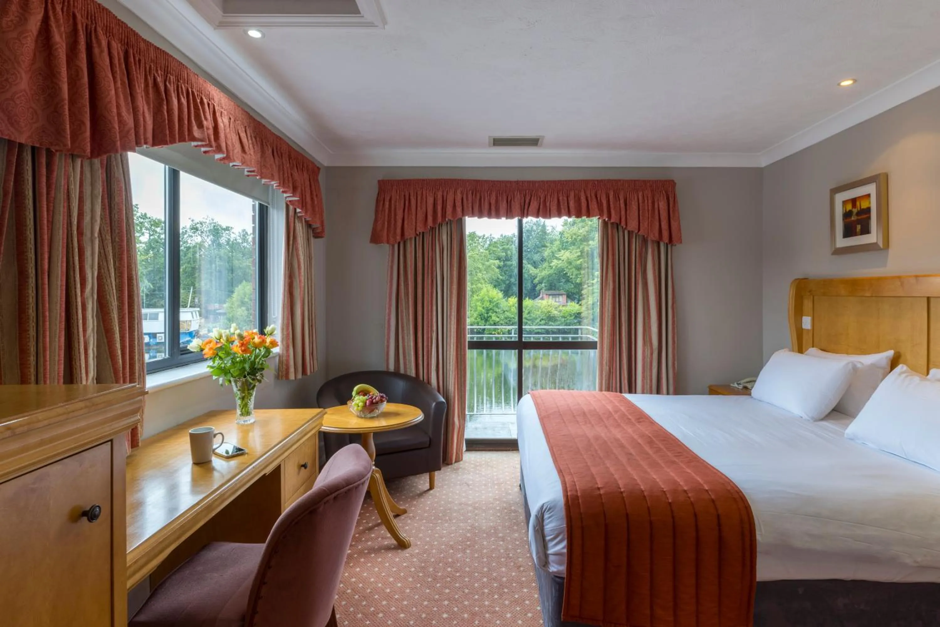 Bed in Lakeside International Hotel