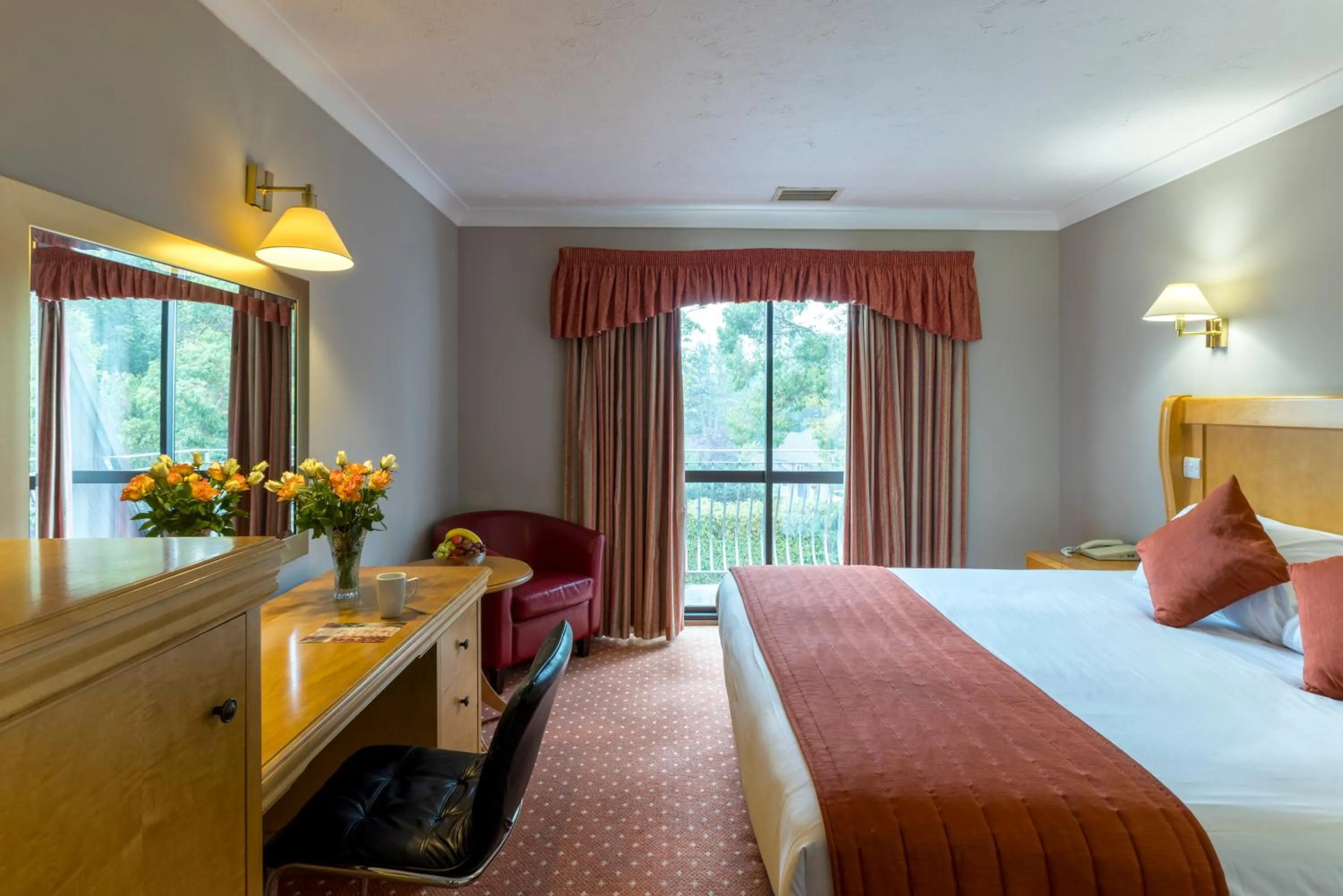 Bed in Lakeside International Hotel