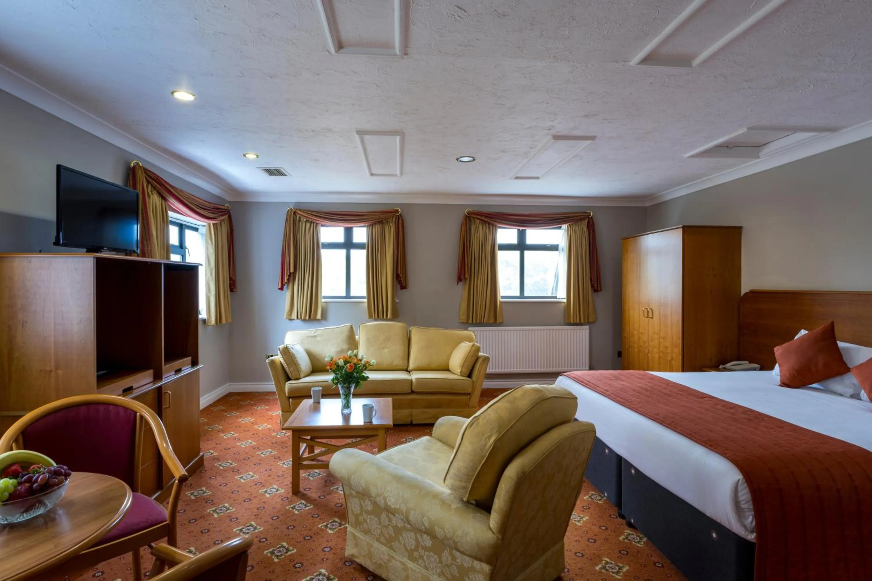 Bed in Lakeside International Hotel