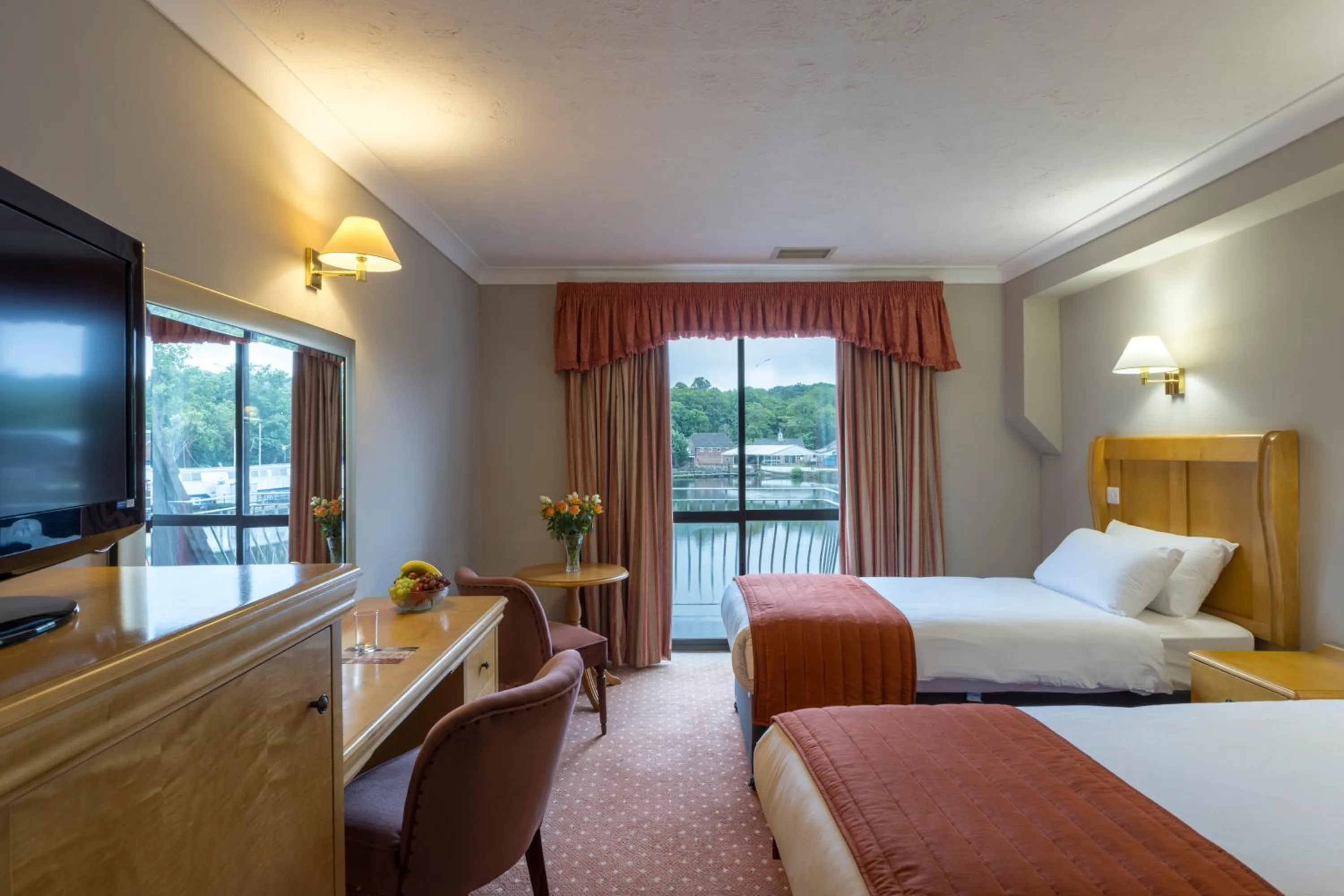 Bed in Lakeside International Hotel