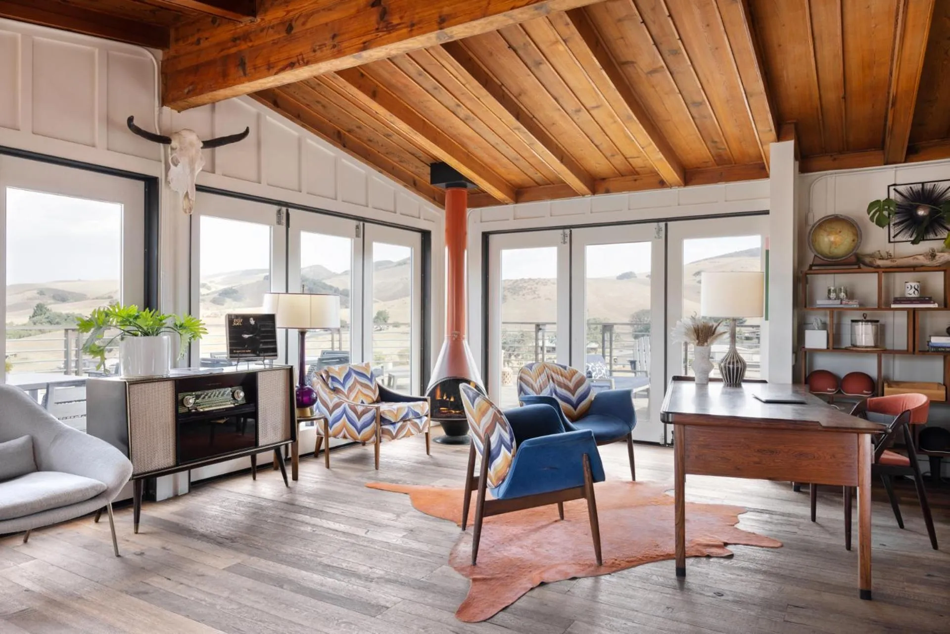 Lobby or reception in Skyview Los Alamos - 21 & Over Pool