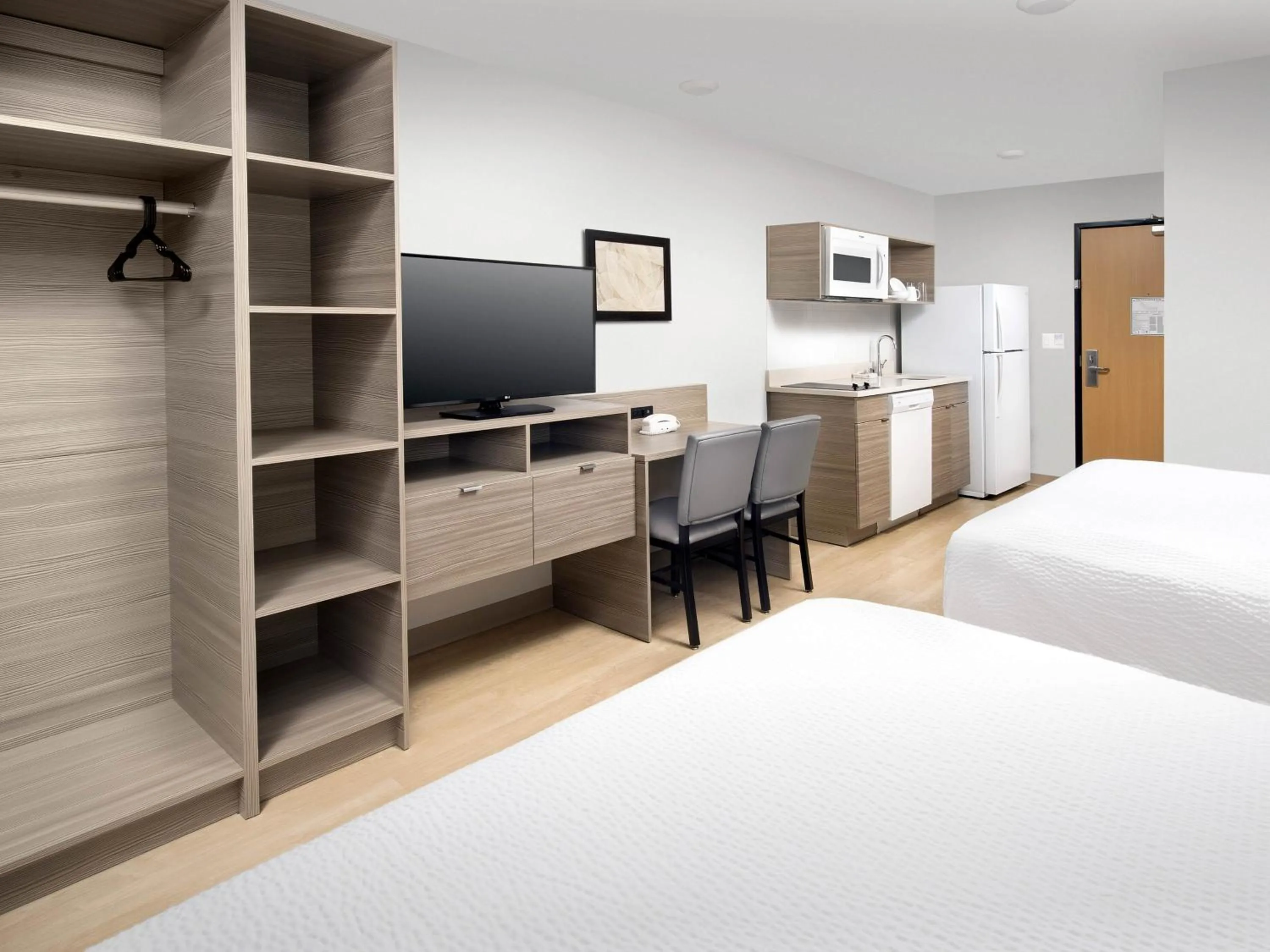 Bed in WoodSpring Suites Seattle Tukwila