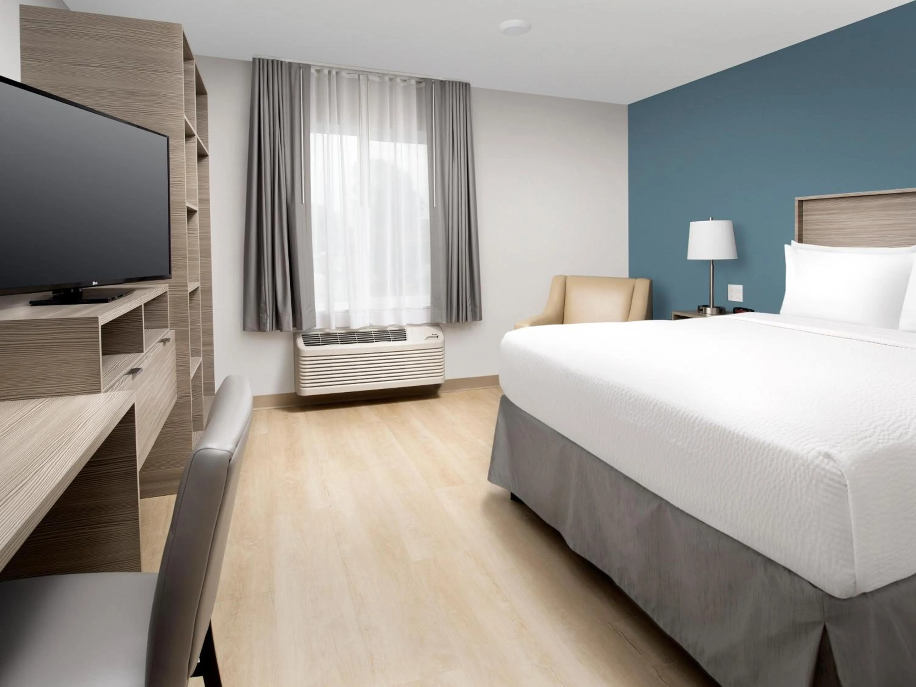 Bed in WoodSpring Suites Seattle Tukwila