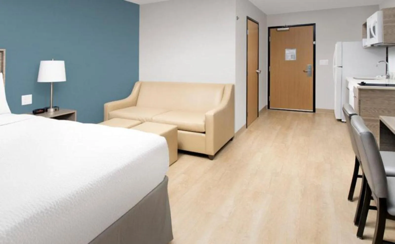 Bed in WoodSpring Suites Seattle Tukwila