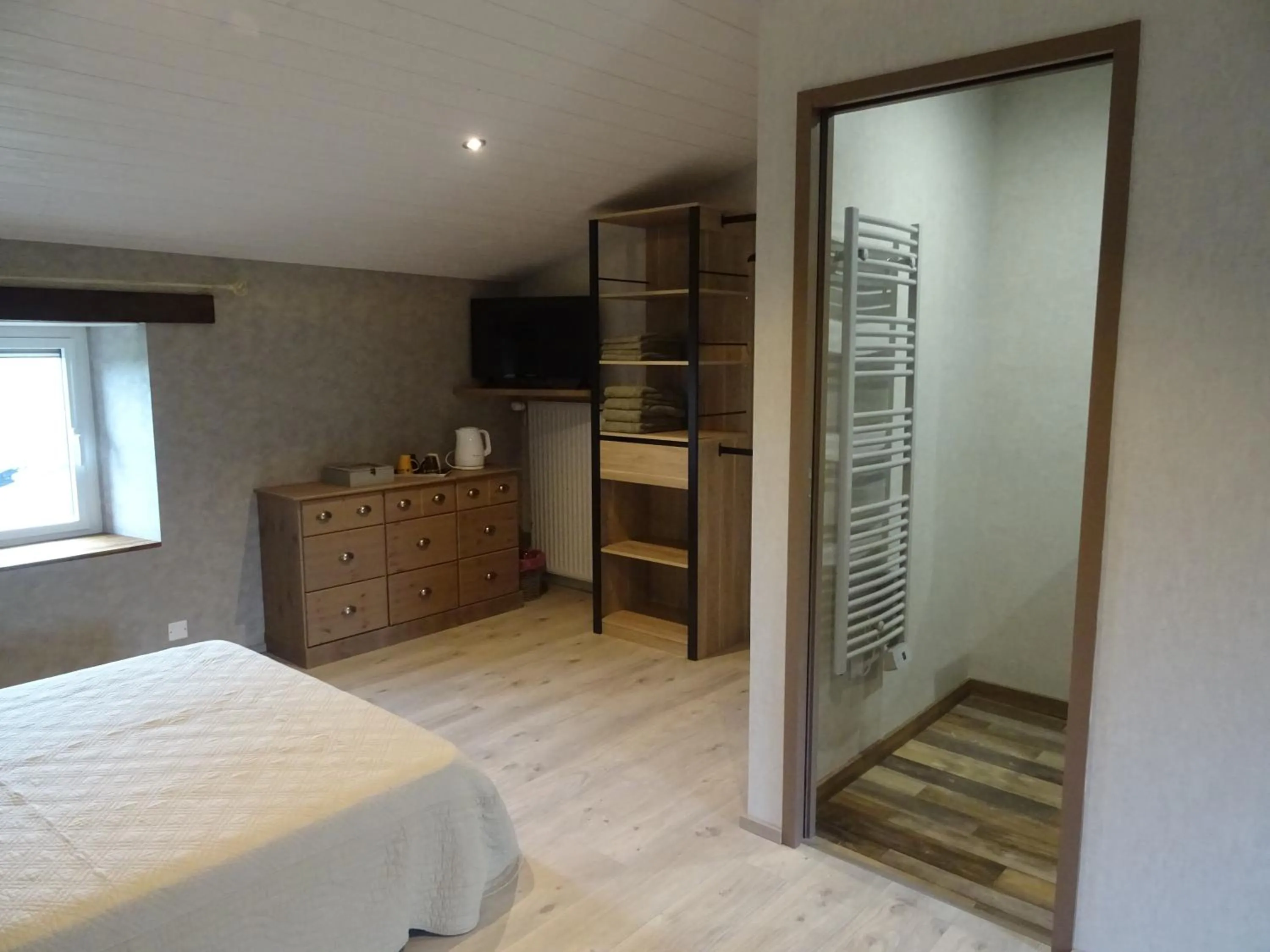 Shower, Bed in La Lauriére