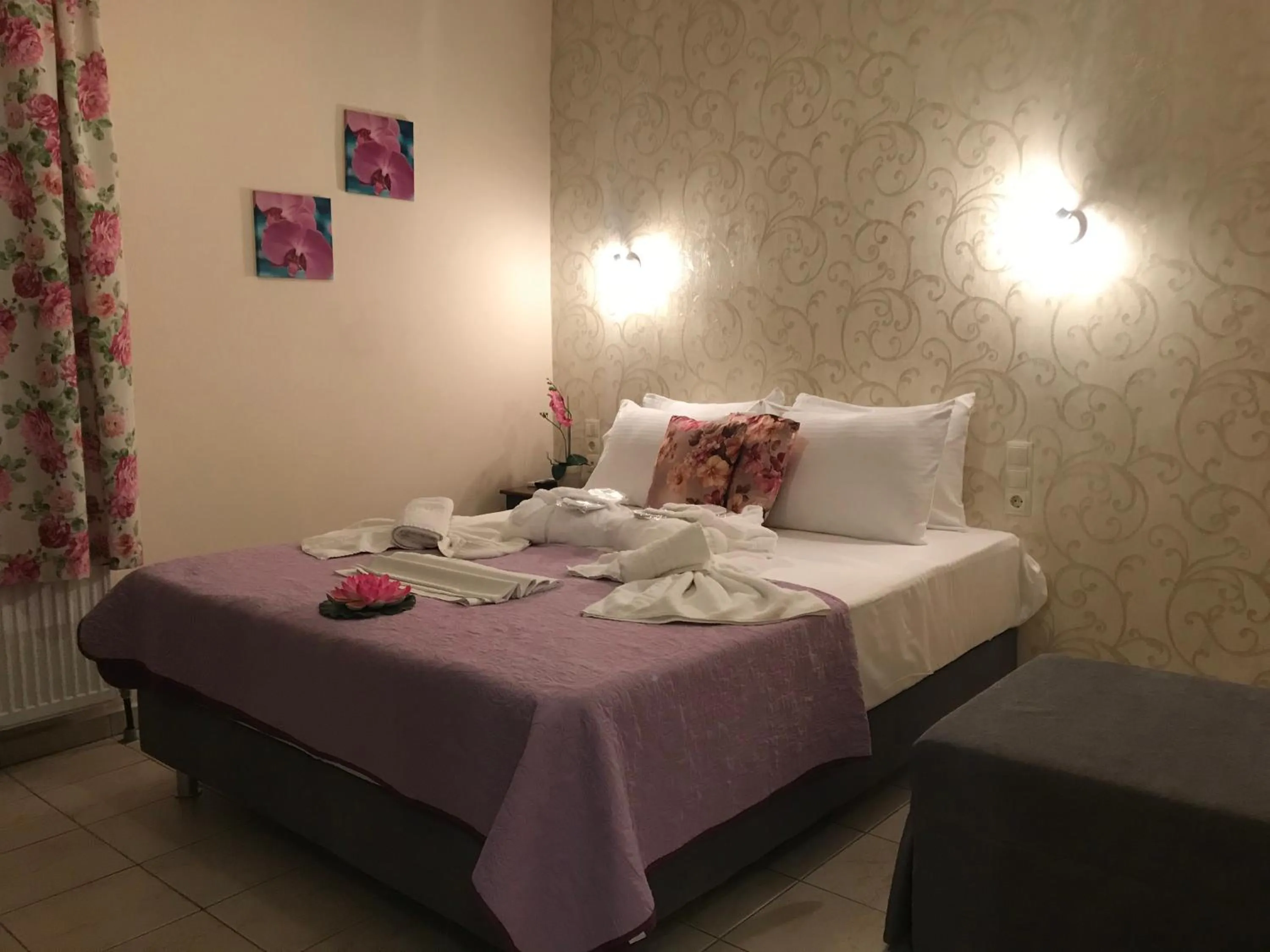 Bed in Hotel Karagianni