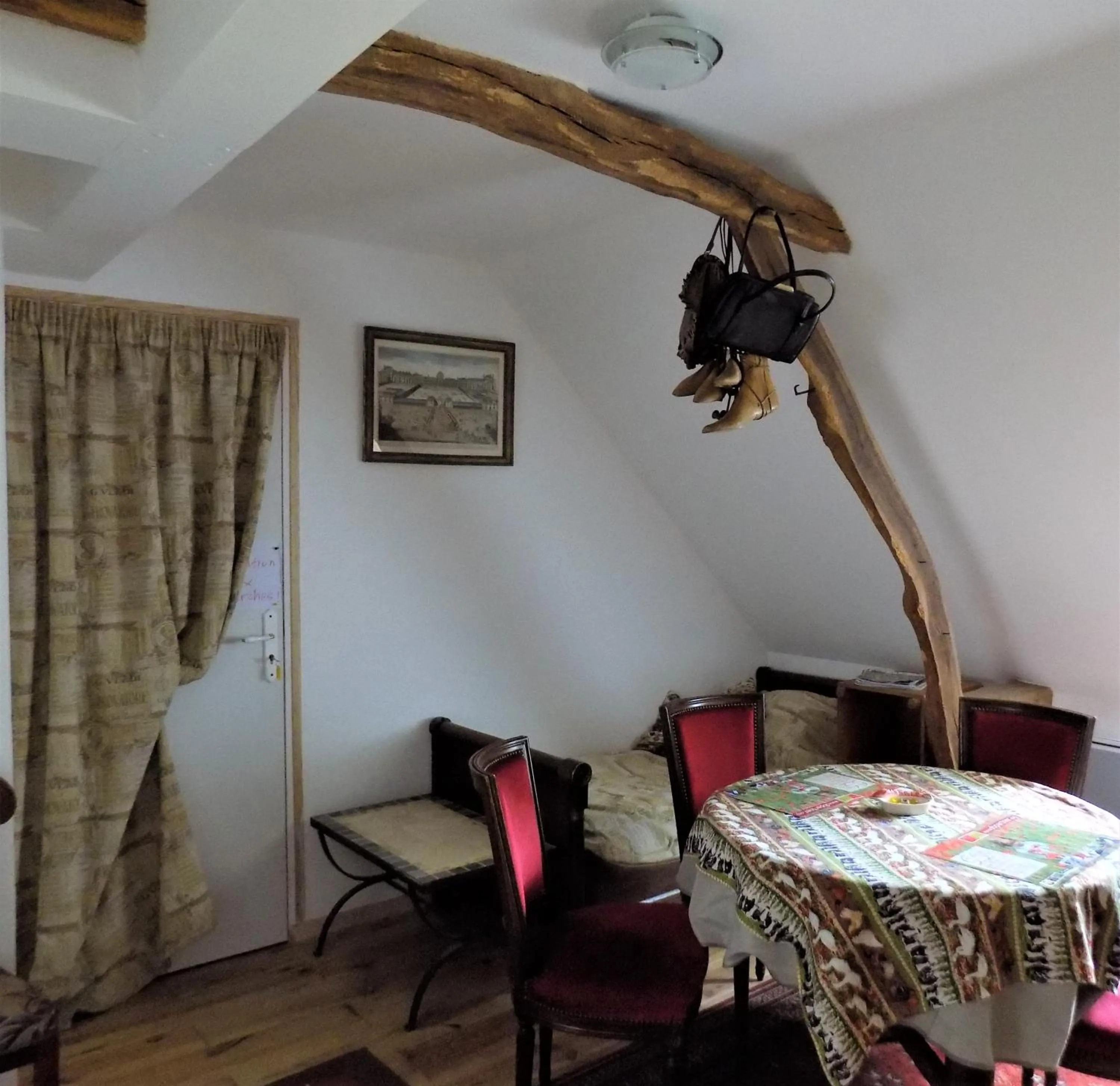 Communal lounge/ TV room in Les chambres des Demoiselles