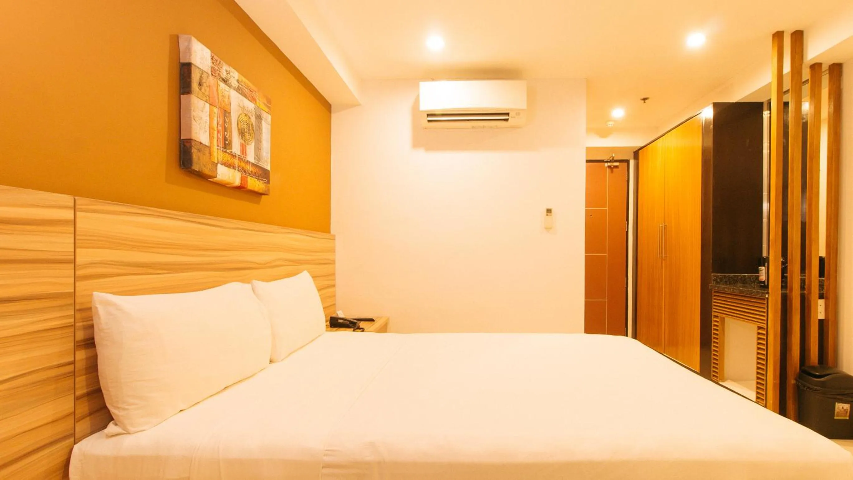 Bed in Guijo Suites Makati