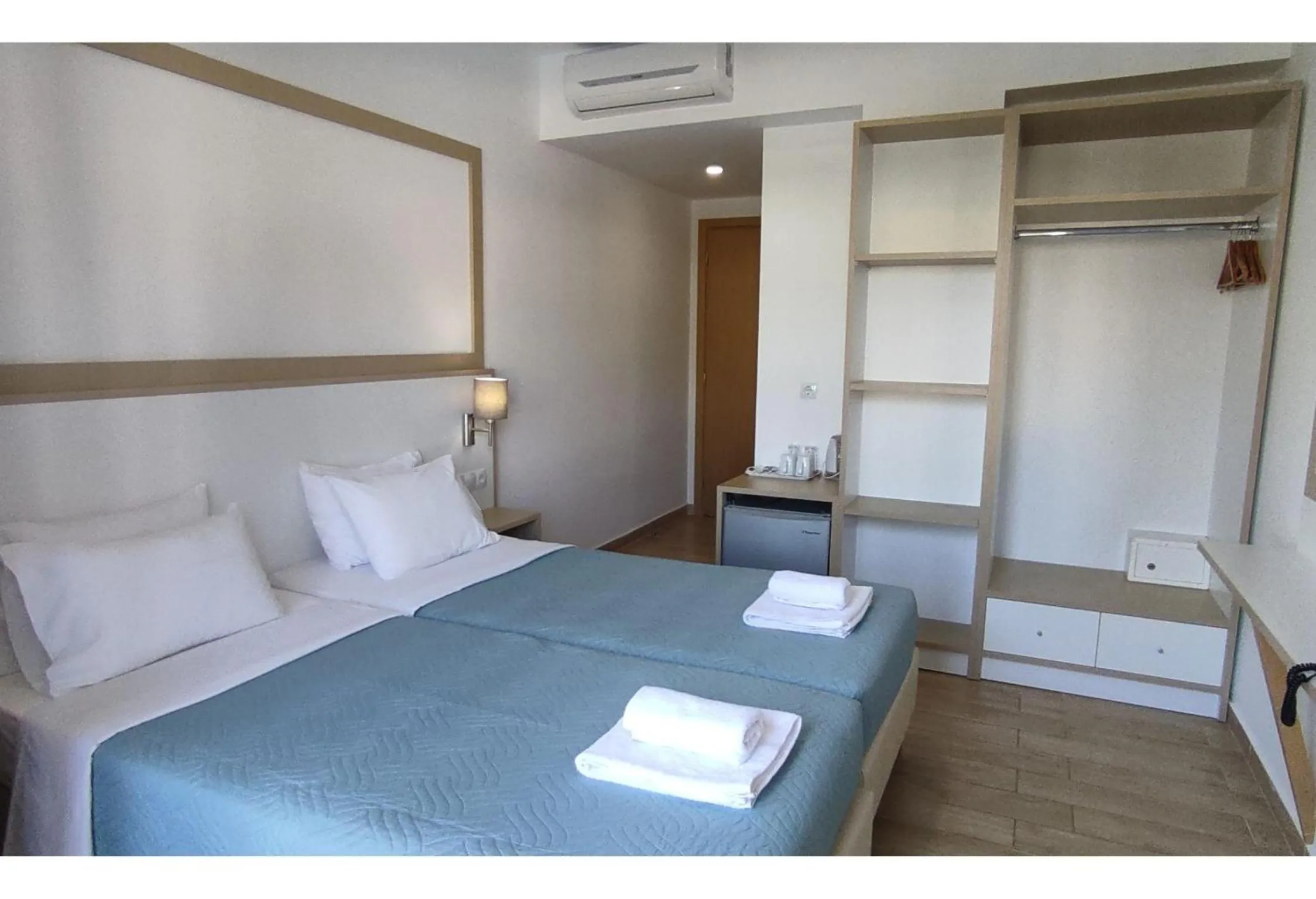 Coffee/tea facilities, Bed in Creta Verano Hotel