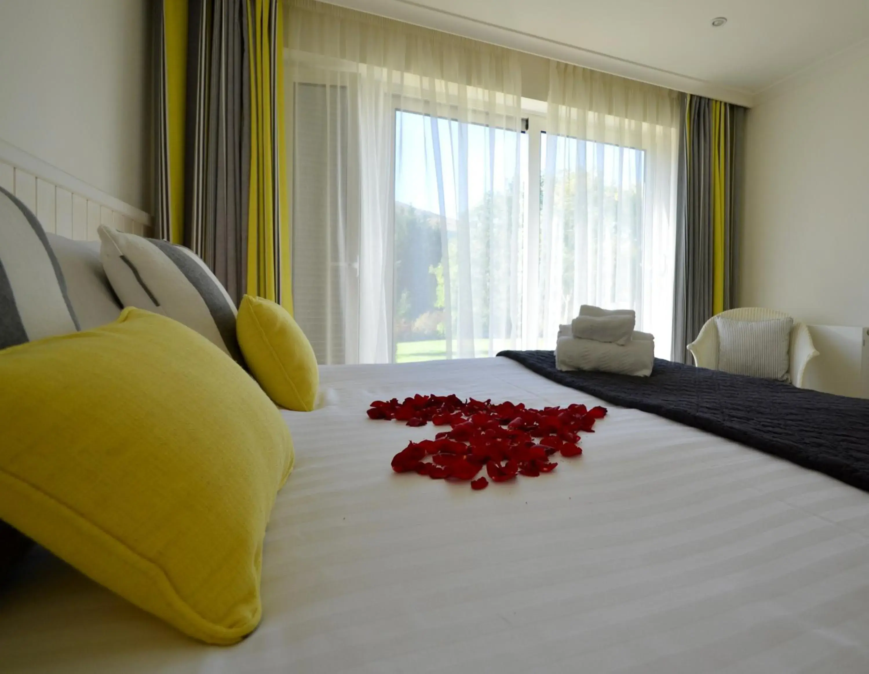 Double/Twin Courtyard Room with River View - Annex in Bridge of Orchy Hotel Double/Twin Courtyard Room with River View - Annex in Bridge of Orchy Hotel