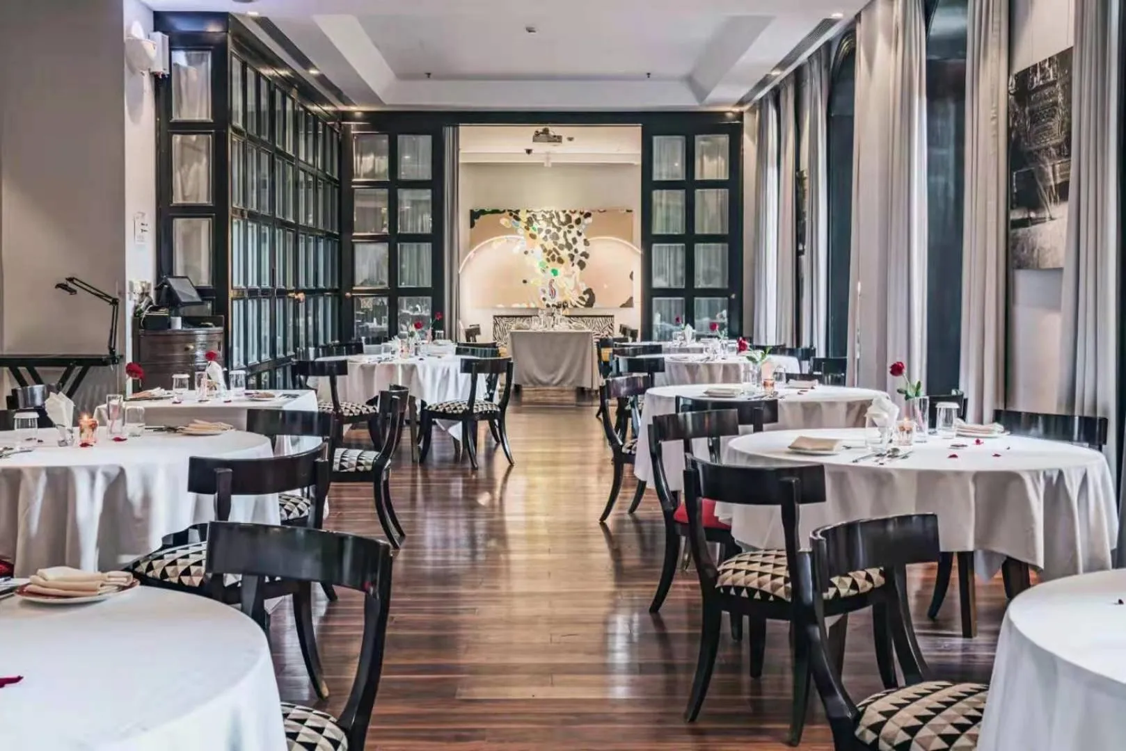 Restaurant/places to eat in Gracie Art Hotel