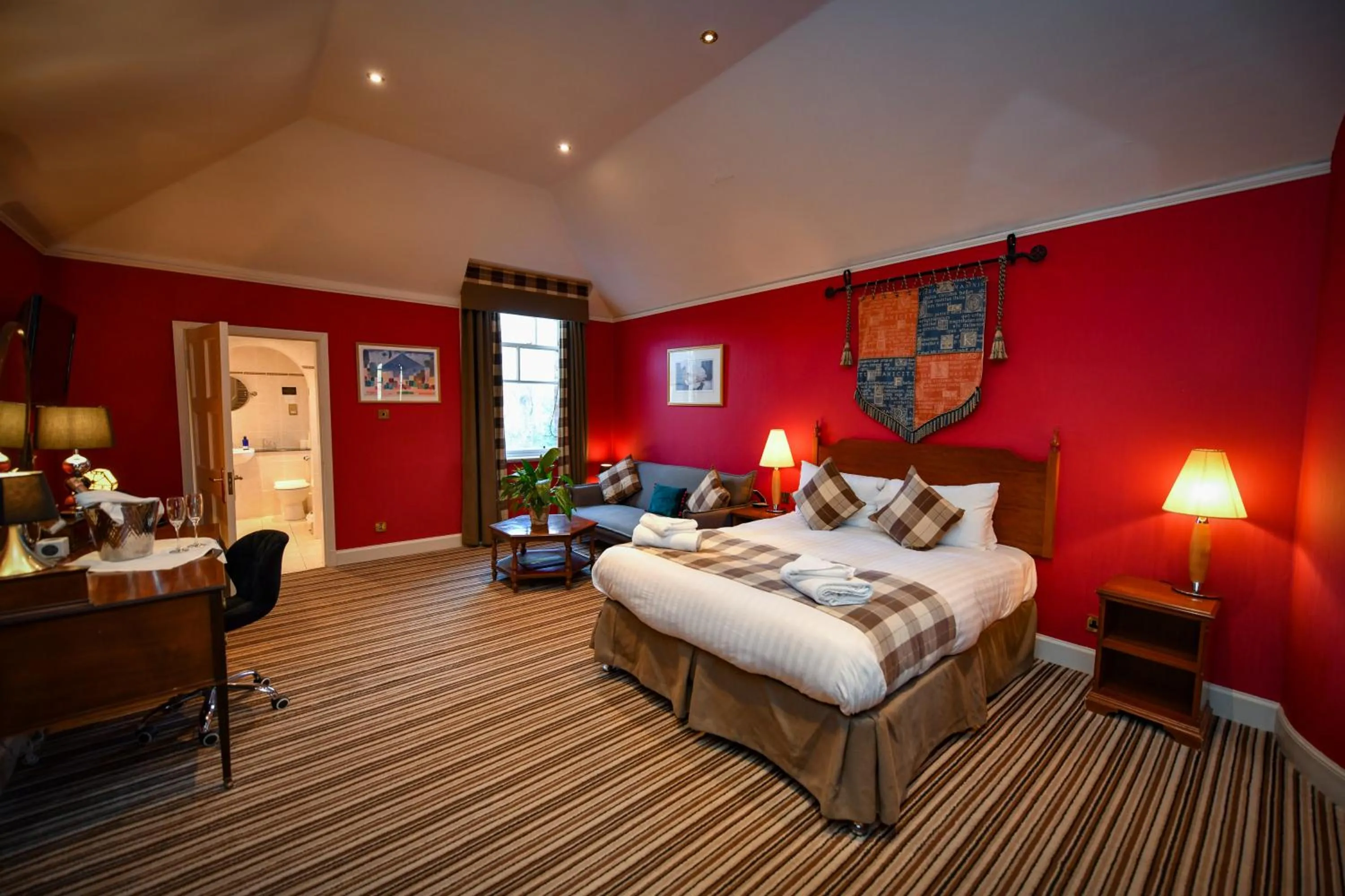 Bedroom, Bed in Savoy Park Hotel