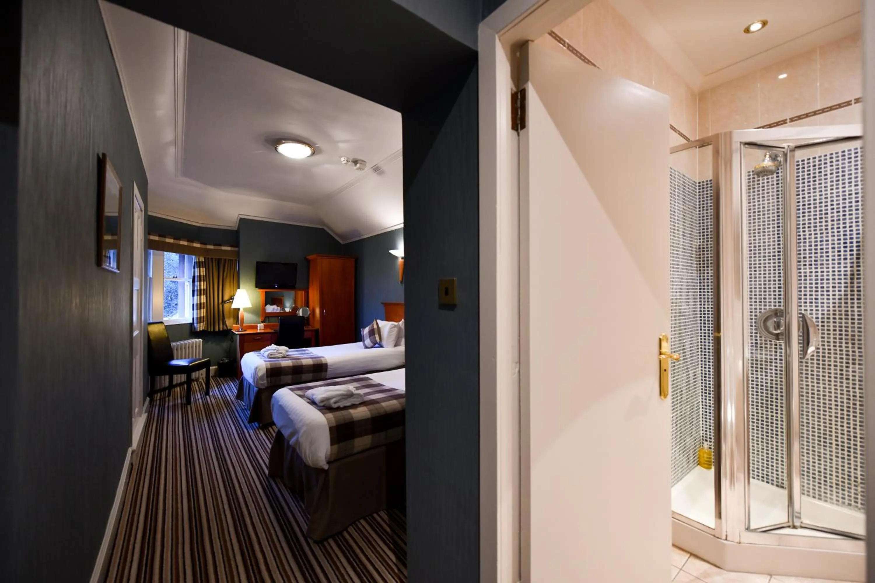 Bathroom, Bed in Savoy Park Hotel