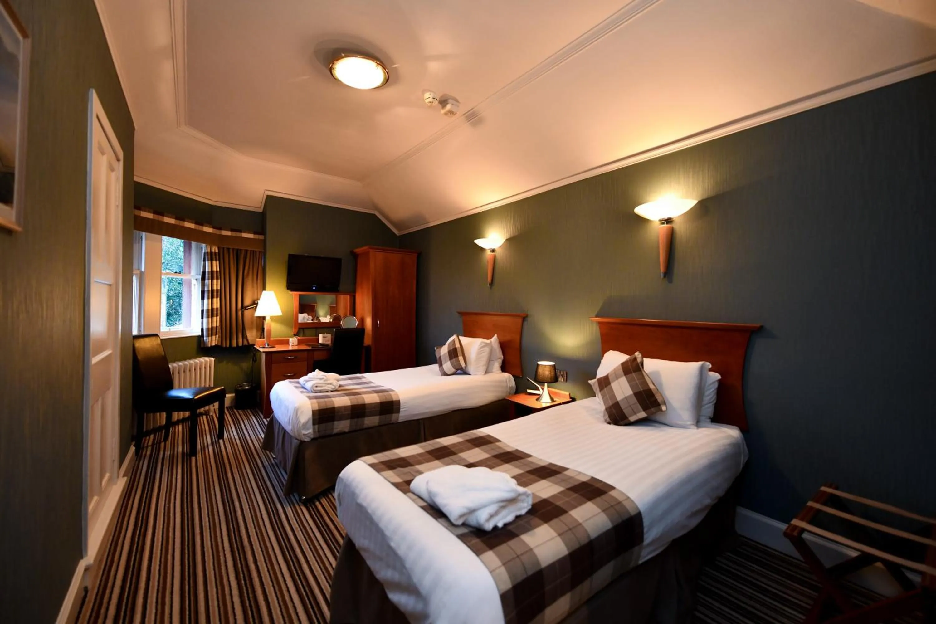 Bedroom, Bed in Savoy Park Hotel