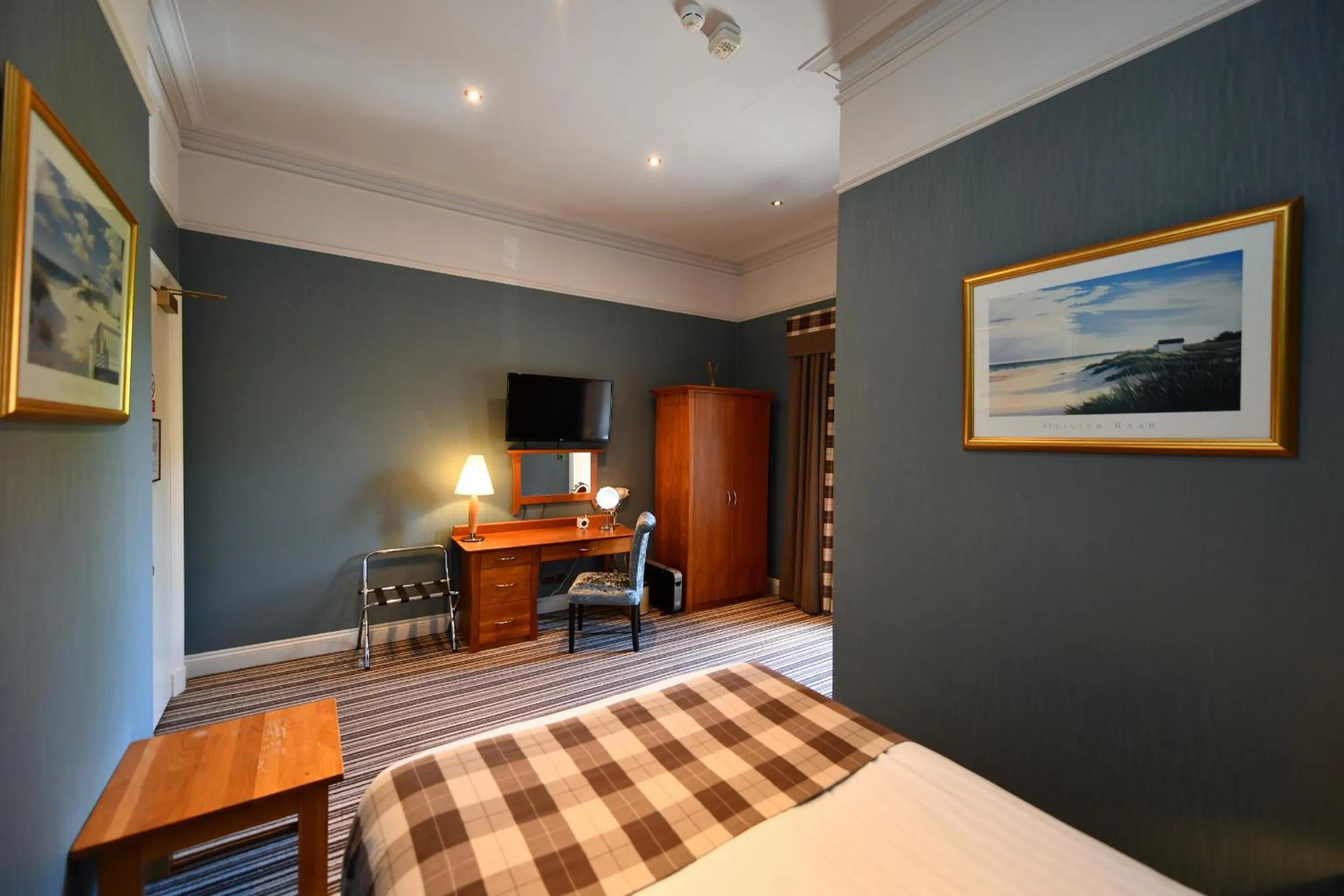 Photo of the whole room, Bed in Savoy Park Hotel