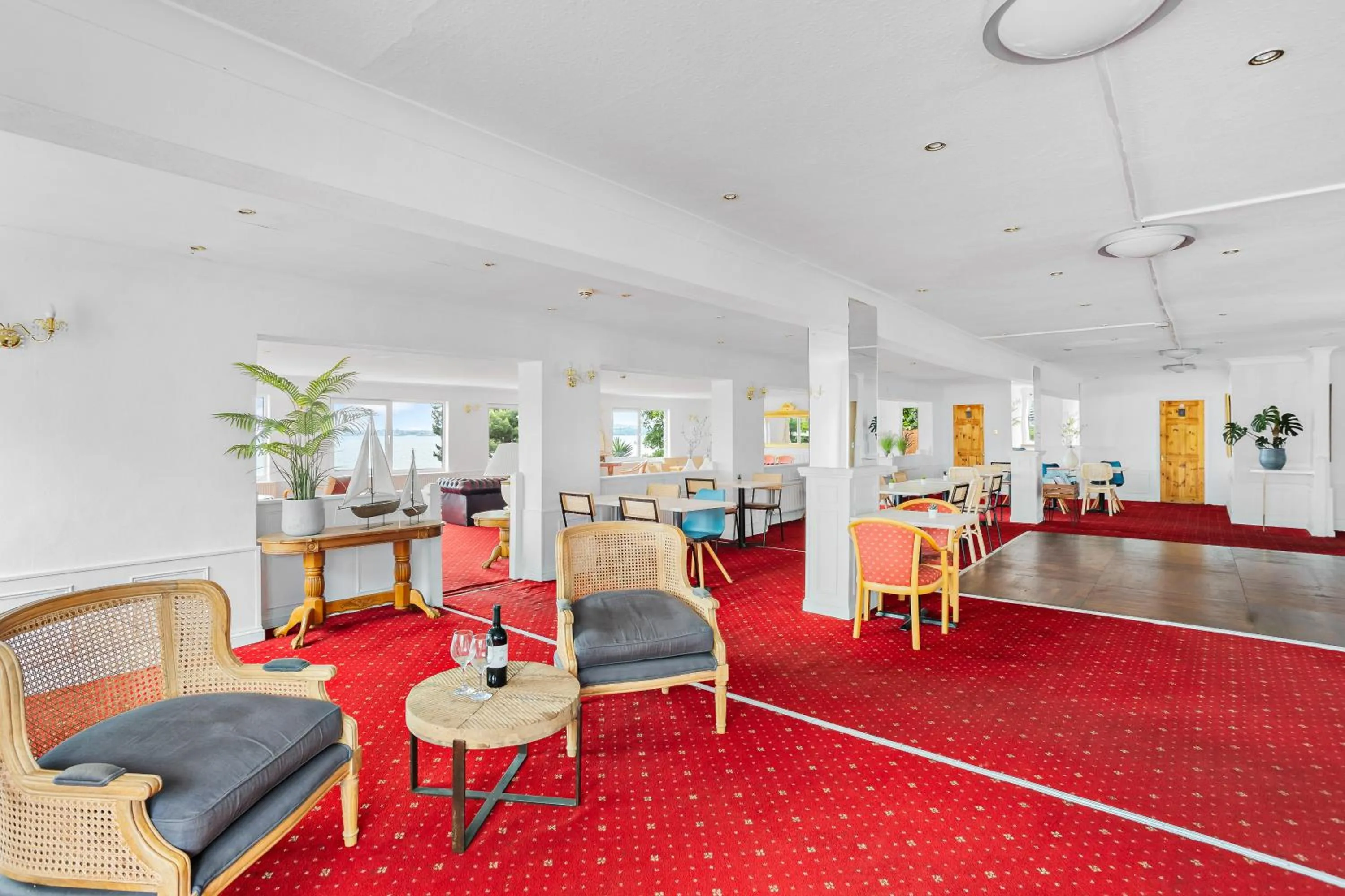 Seating area in Waters Edge Hotel Torquay