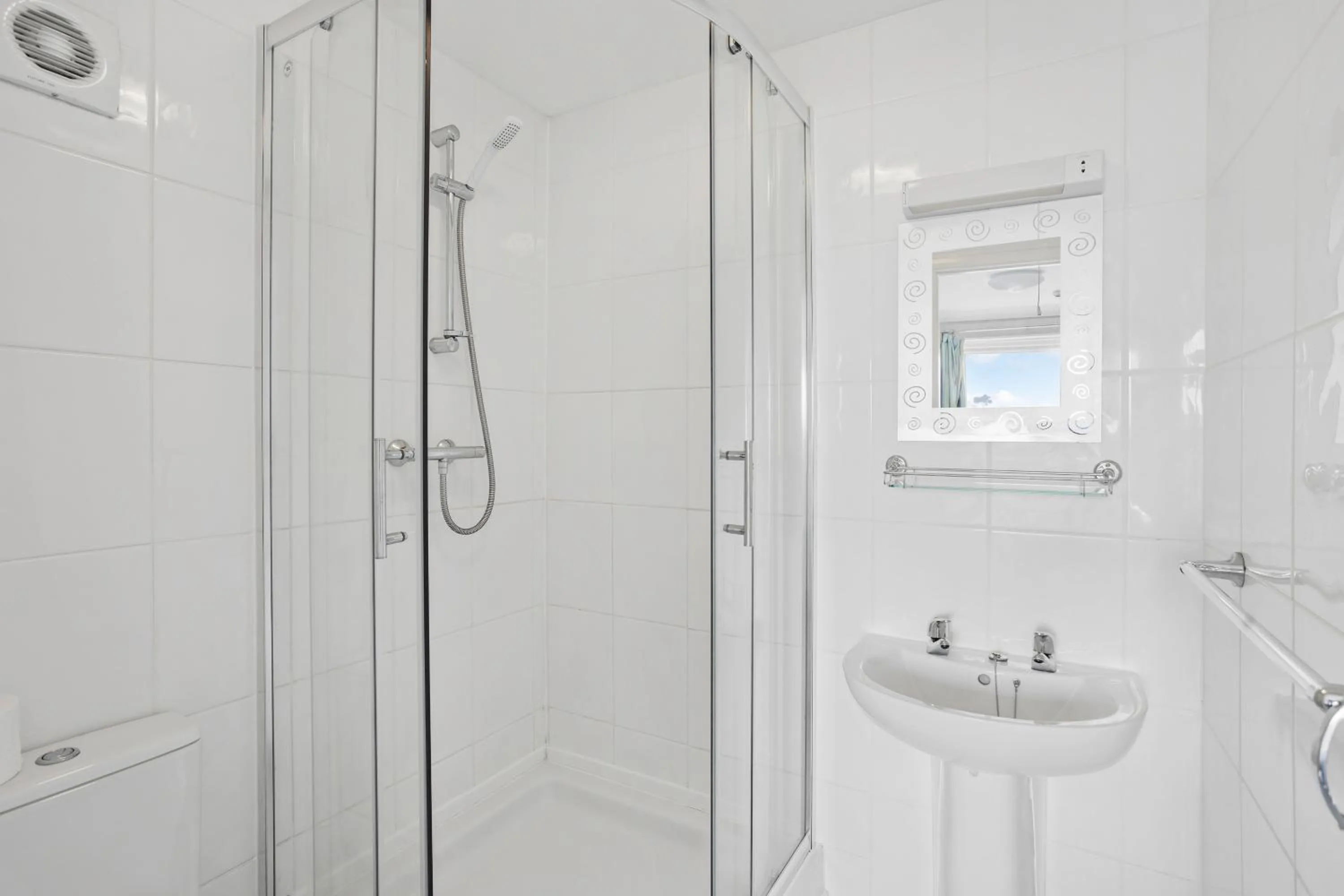 Shower in Waters Edge Hotel Torquay